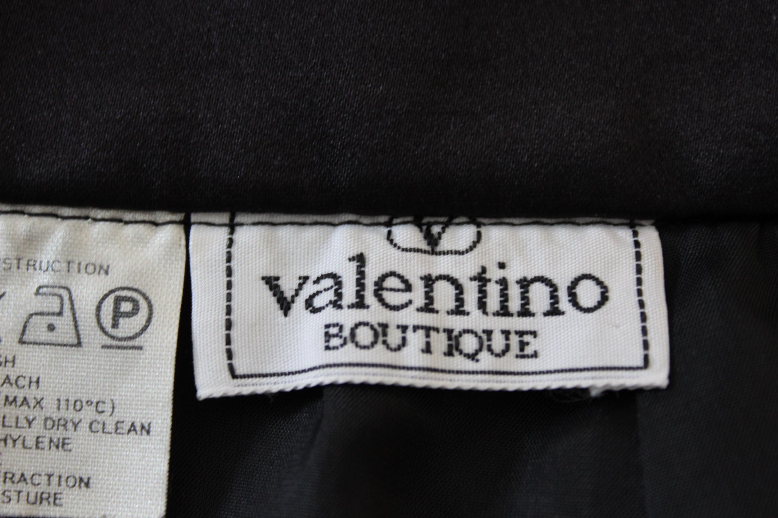 Valentino Boutique Falda de noche con volantes de terciopelo y satén negro en venta 1