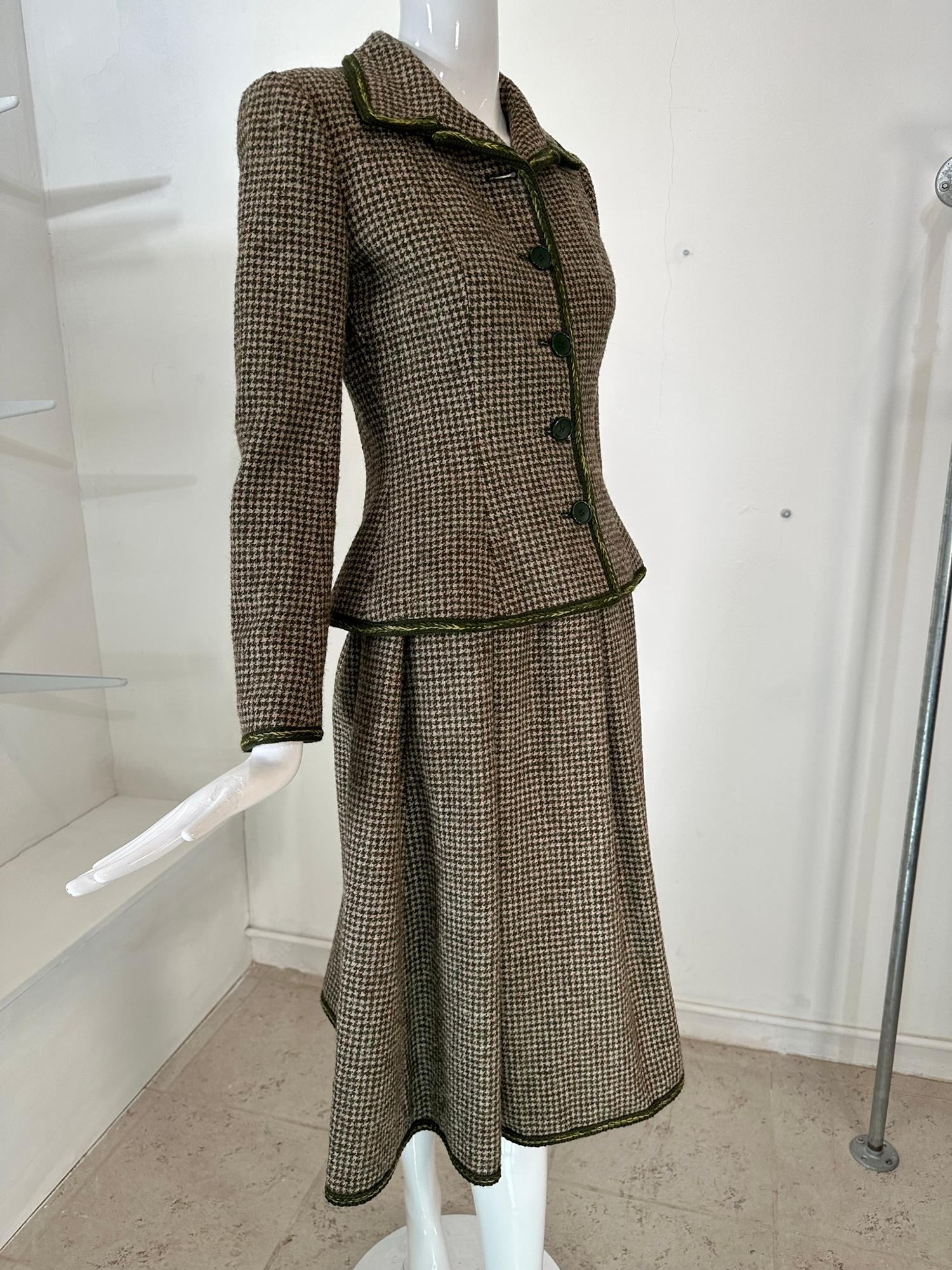 Valentino Boutique Early 1960s Green & Cream Wool Tweed Skirt Suit For Sale 9