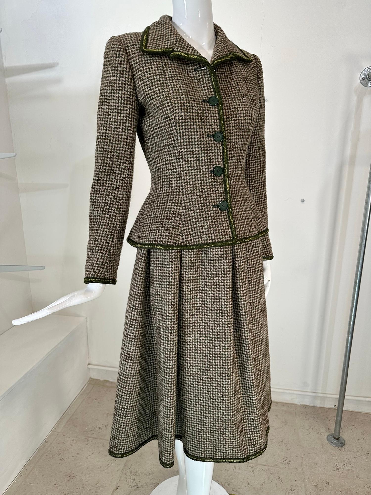 Valentino Boutique Early 1960s Green & Cream Wool Tweed Skirt Suit For Sale 10