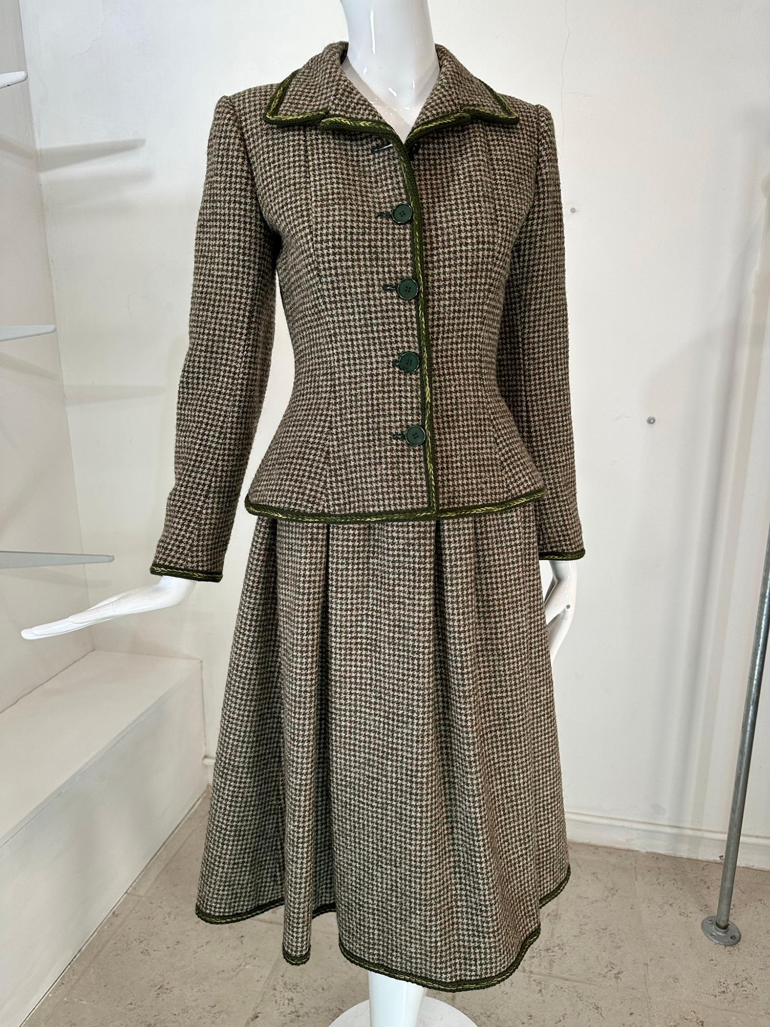 Valentino Boutique Early 1960s Green & Cream Wool Tweed Skirt Suit In Good Condition For Sale In West Palm Beach, FL