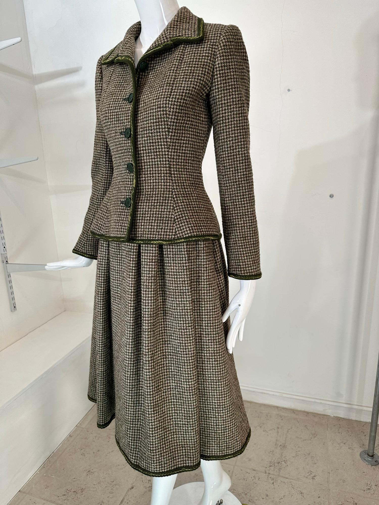 Valentino Boutique frühe 1960er Jahre Grüner & Cremefarbener Tweed-Rockanzug aus Wolle Damen im Angebot