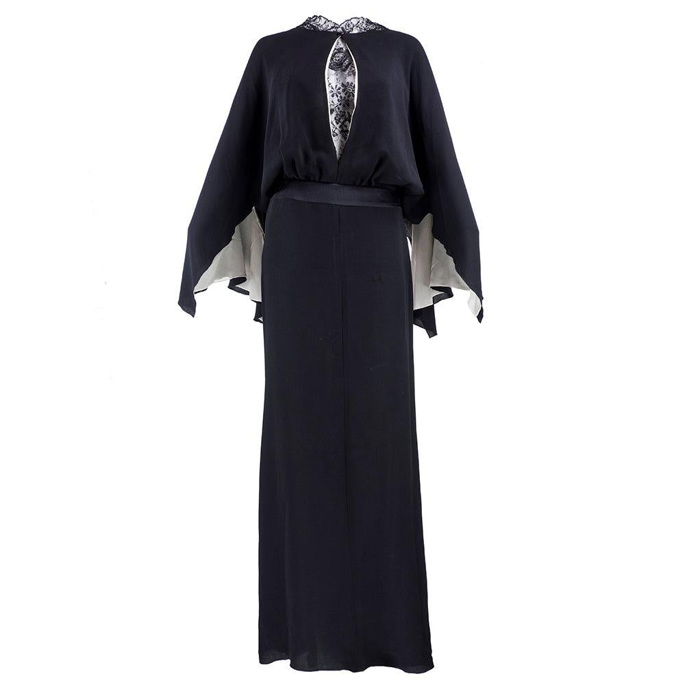 Conjunto de noche de tres piezas ultra sofisticado y chic de la casa Valentino. La blusa exterior lleva capas de gasa de seda blanca y negra y georgette de seda. La silueta de blusa exterior presenta mangas kimono y cintura entallada. La blusa