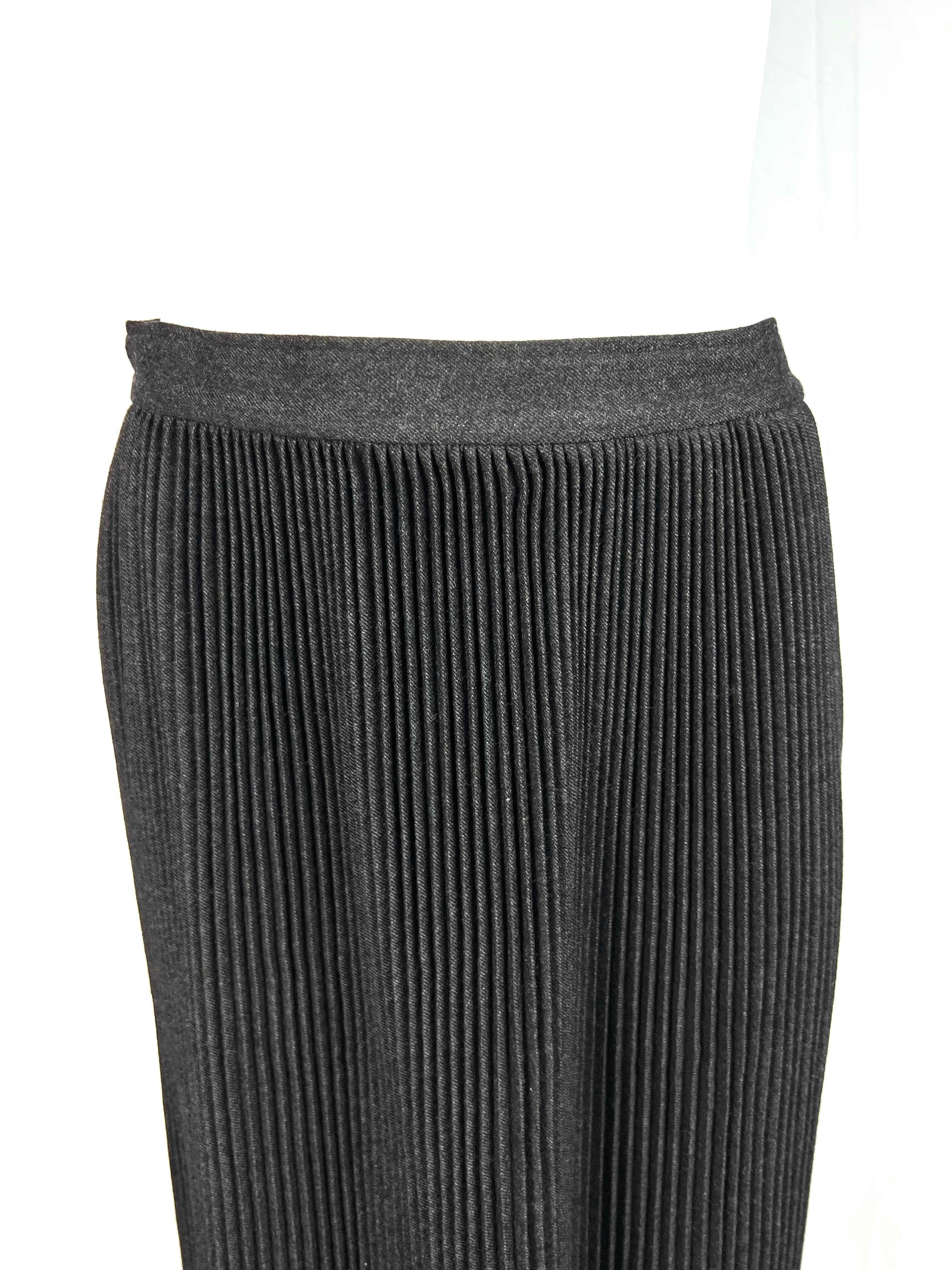 A Valentino pleated midi skirt, in grey color, size 12.
This skirt has a perfect length and is a great elegant option for your formal outfit.
Pleated silhouette flatters any body type and never goes out of fashion so it’s impossible to go wrong with