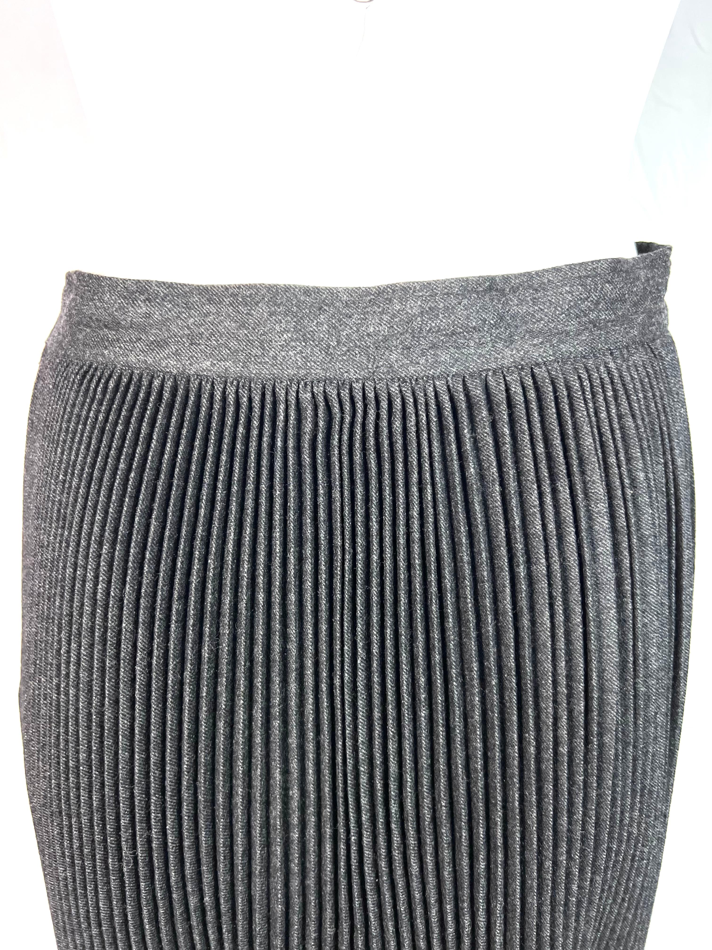 Valentino Boutique Grey Pleated Midi Skirt, Size 12 In Excellent Condition For Sale In Beverly Hills, CA