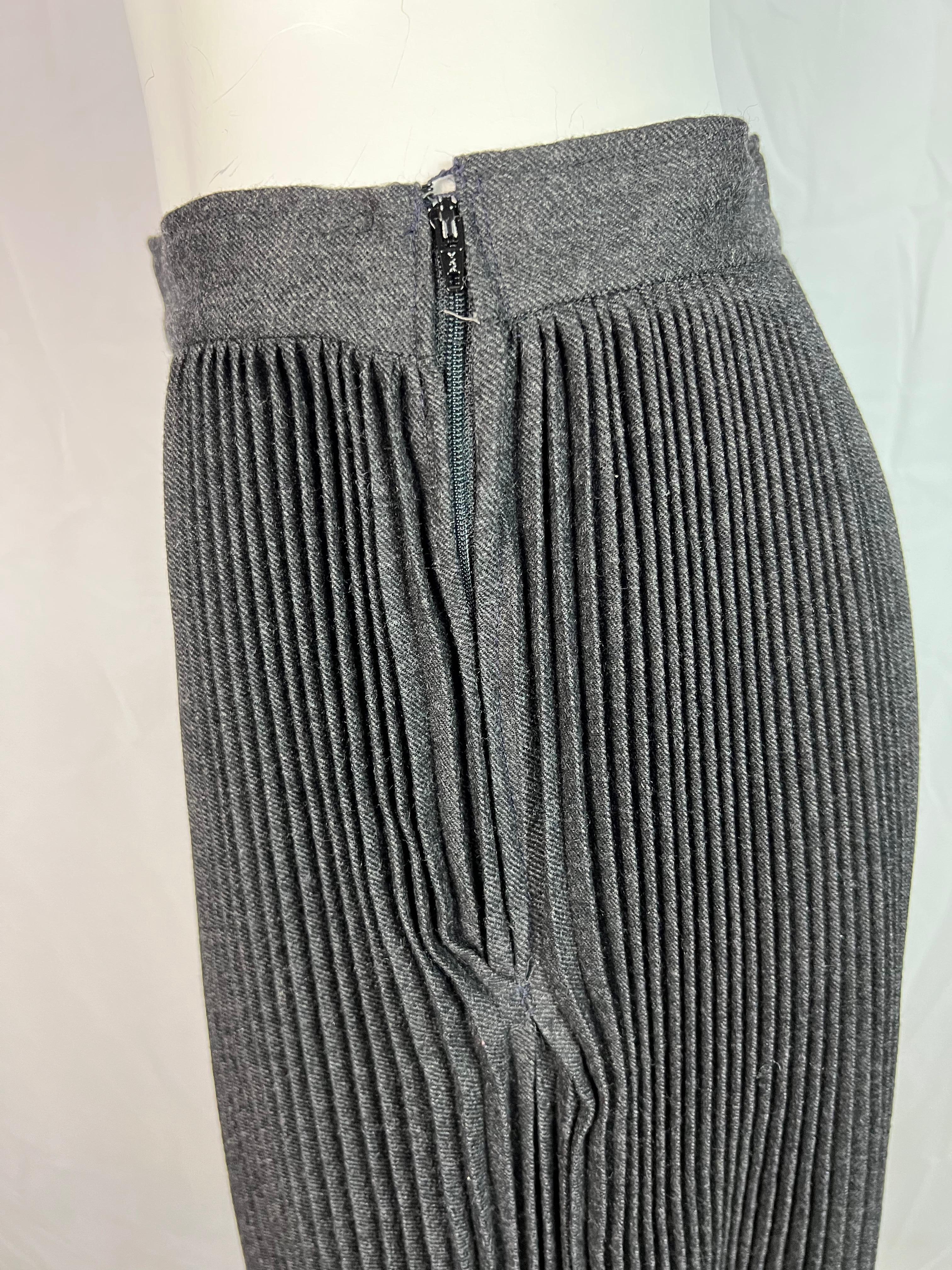Valentino Boutique Grey Pleated Midi Skirt, Size 12 For Sale 2