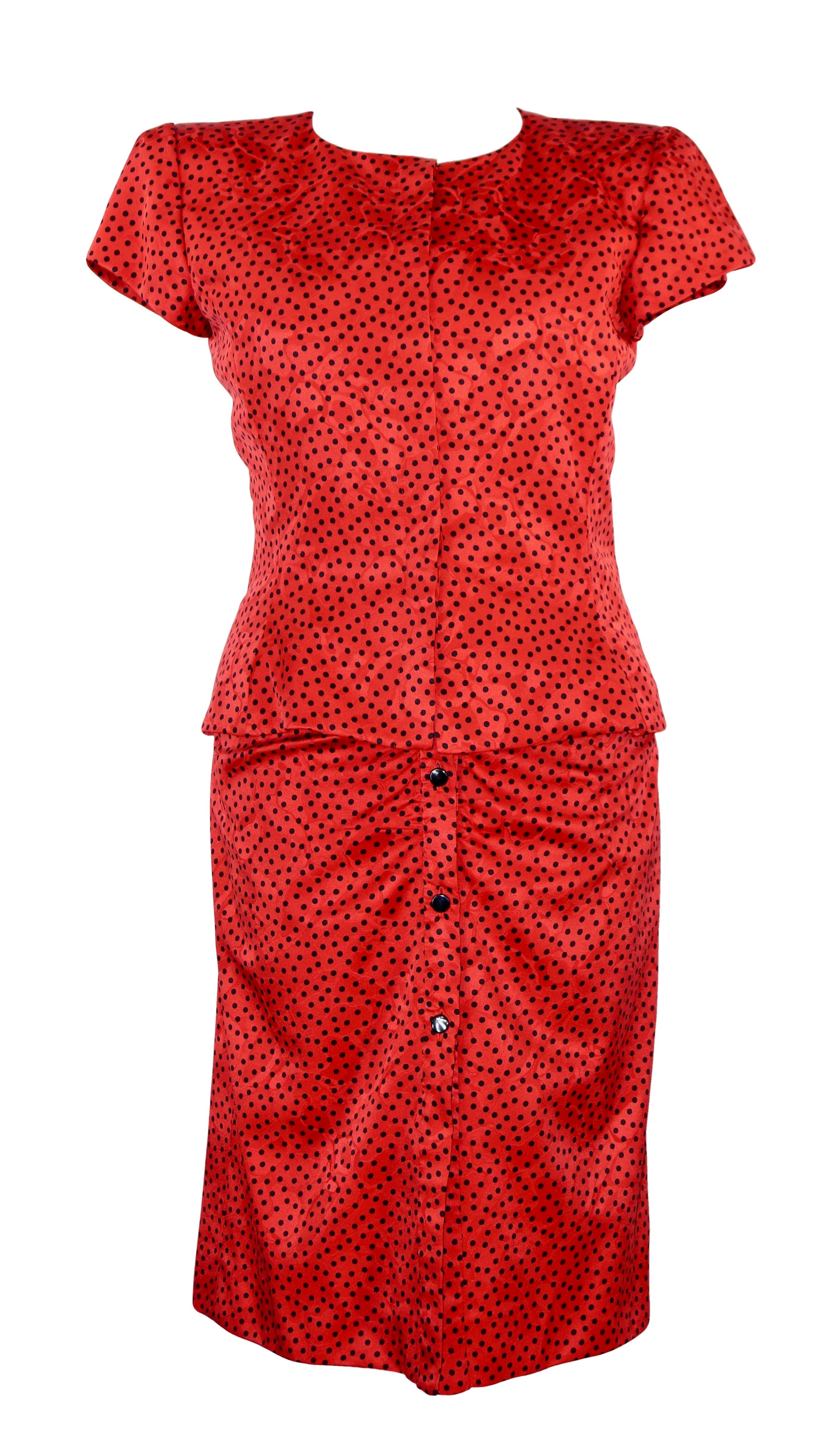 Valentino Boutique vintage 80s
Damask red silk with black polka dots dress suit
100% silk
Size 12US
Made in Italy
The dress has a bodice with splints inside
The jacket has padded shoulders
Flat measures
Dress:
Length cm. 108 with straps
Length cm. 