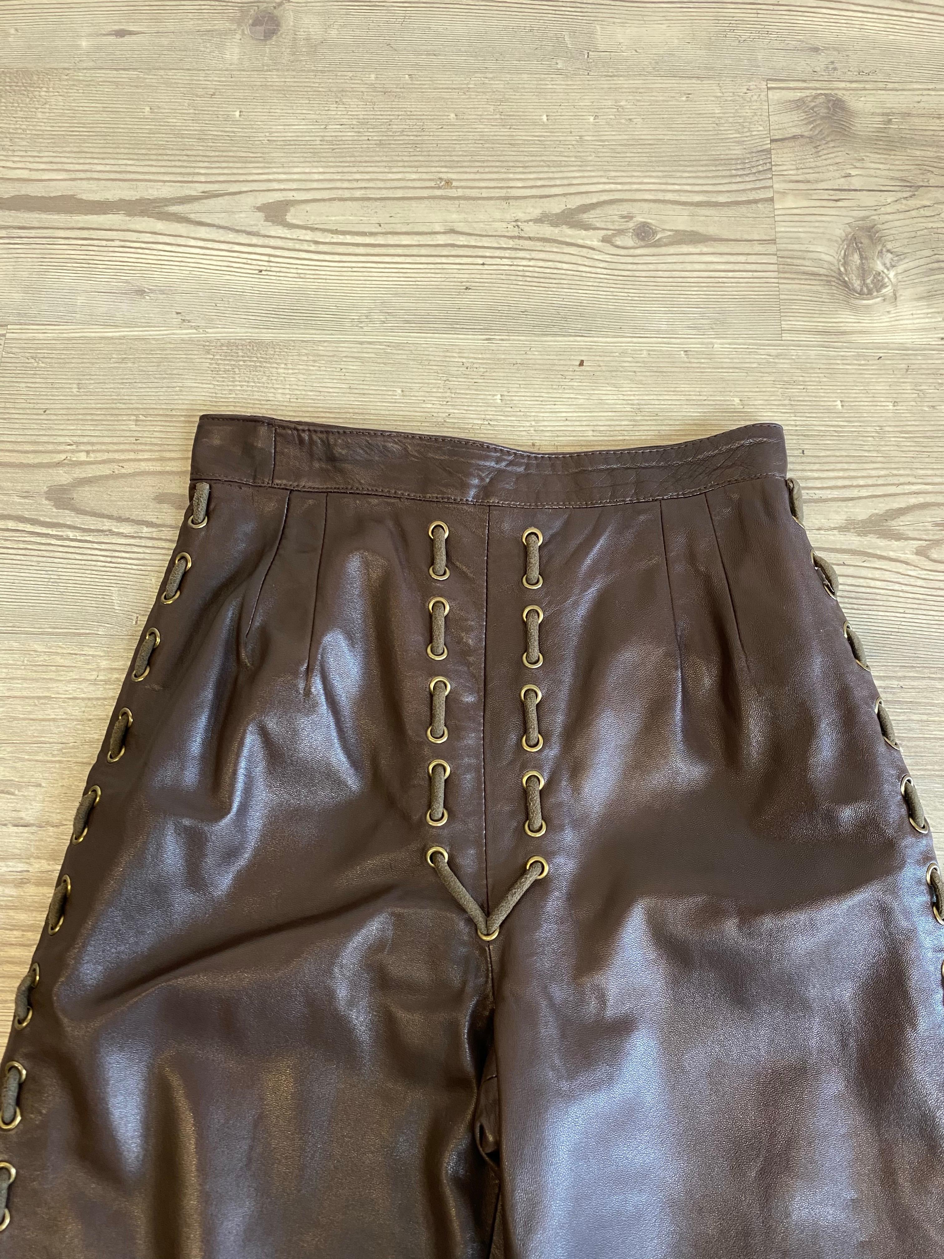 Pantalones Valentino Boutique.
En cuero marrón con herrajes dorados y oxidados, como se muestra en la foto.
Falta etiqueta de composición y talla.
Piel muy suave, forrada.
Se adapta a una S internacional.
Cintura 33 cm
Caderas 44 cm
Longitud 96