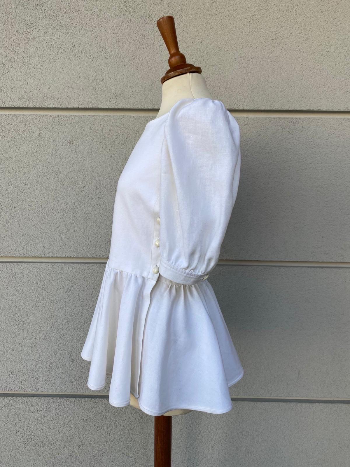 Valentino Boutique blouse.
In linen, cream colour. Size 10 but fits an Italian 38/40.
The buttons on one side are ornamental while on the other they are for closure.
Measurements:
shoulders 34 cm
bust 41 cm
waist 36 cm
length 64 cm
excellent general