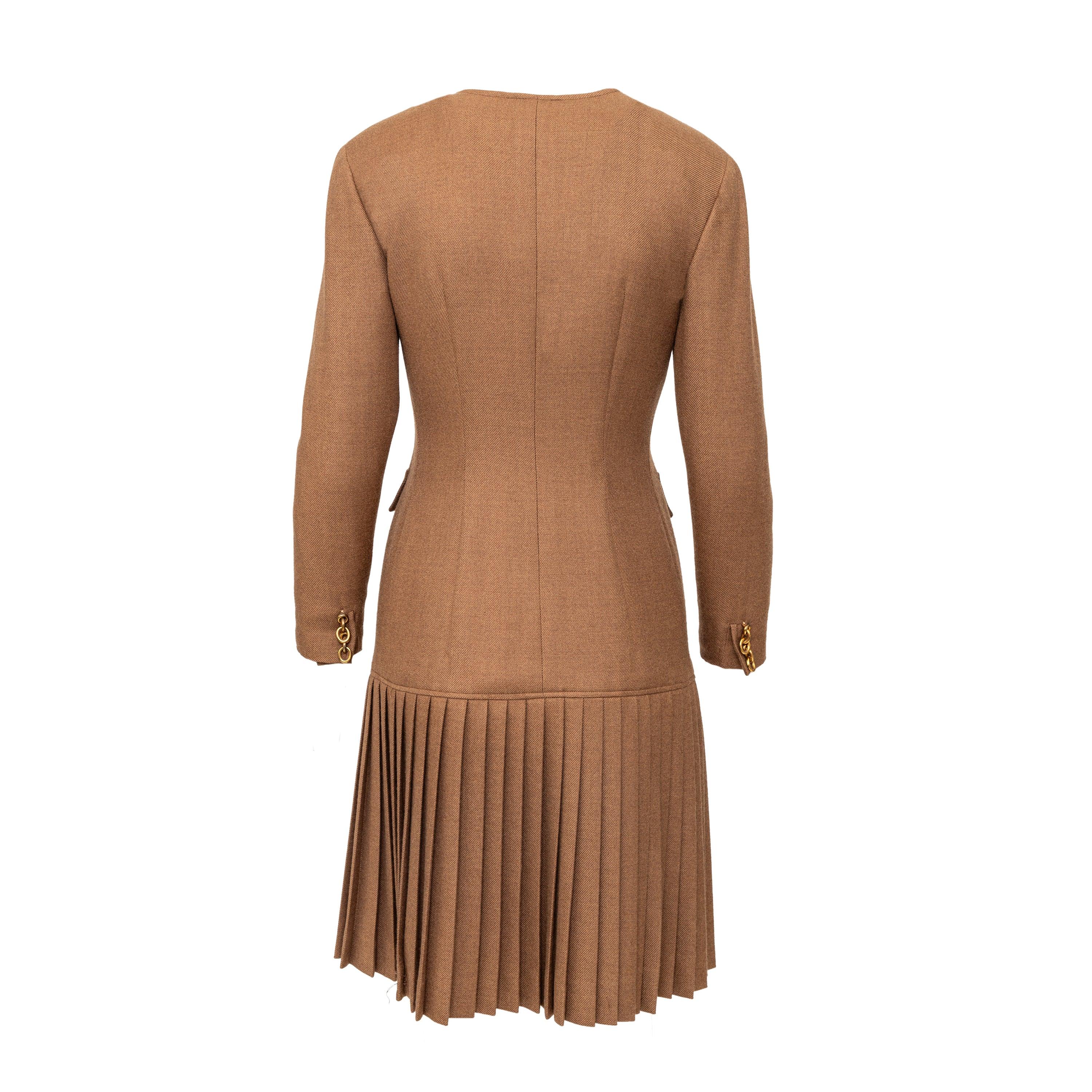 Mit dem Valentino Boutique Kleid aus plissierter Wolle erzielen Sie einen raffinierten 90er-Jahre-Look. Die strukturierte Wollmischung und die satte braune Farbe strahlen Eleganz aus, während der Rundhalsausschnitt und die verdeckte Knopfleiste für