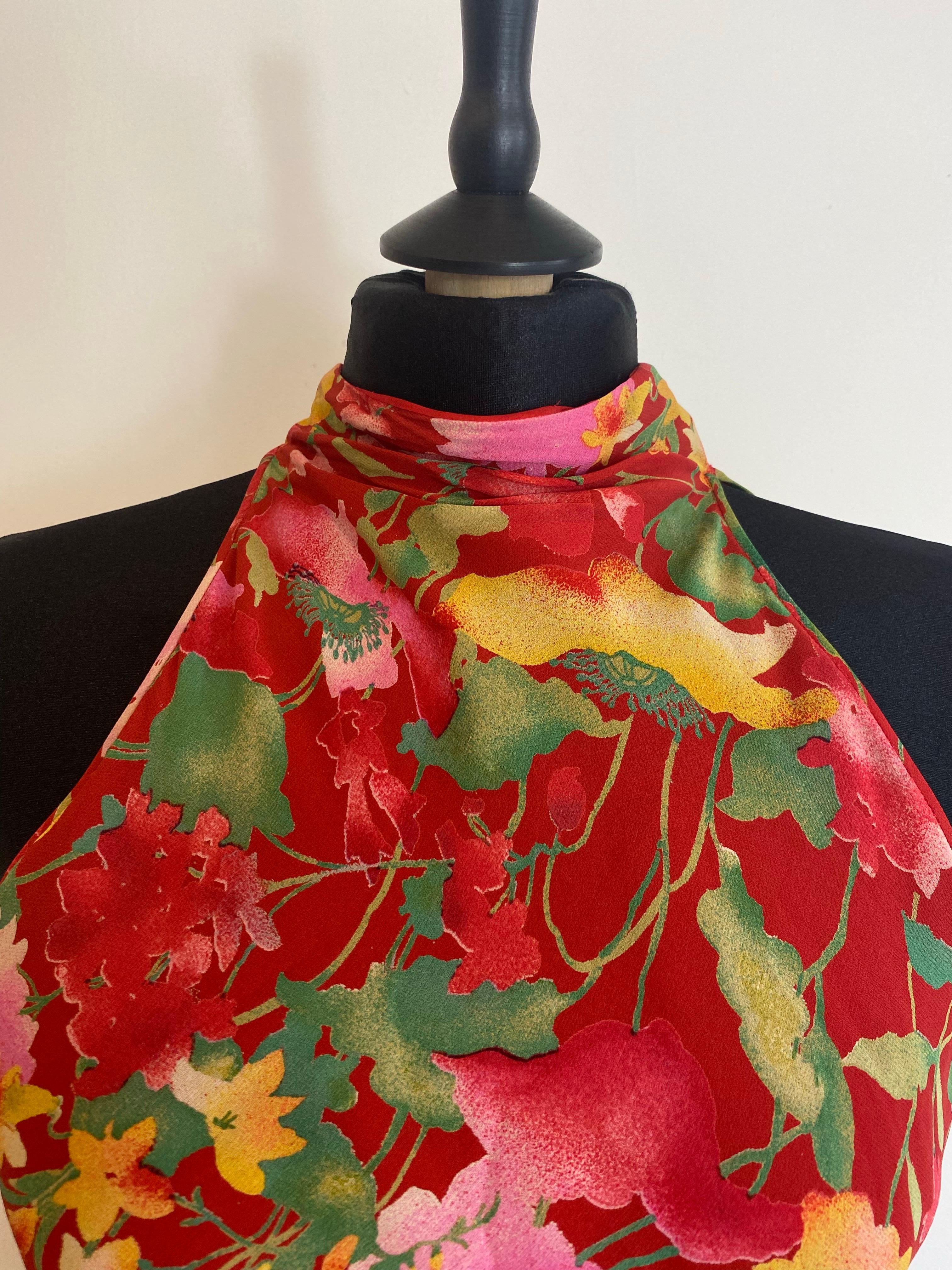 Valentino Boutique red dress with floral details.
There is a corset inside the dress.
Size 10 UK.
Fits an Italian 42.
Composition label not present, it seems to be made of silk.
Waist 34 cm.
Length 170 cm.
Excellent condition, shows signs of use as