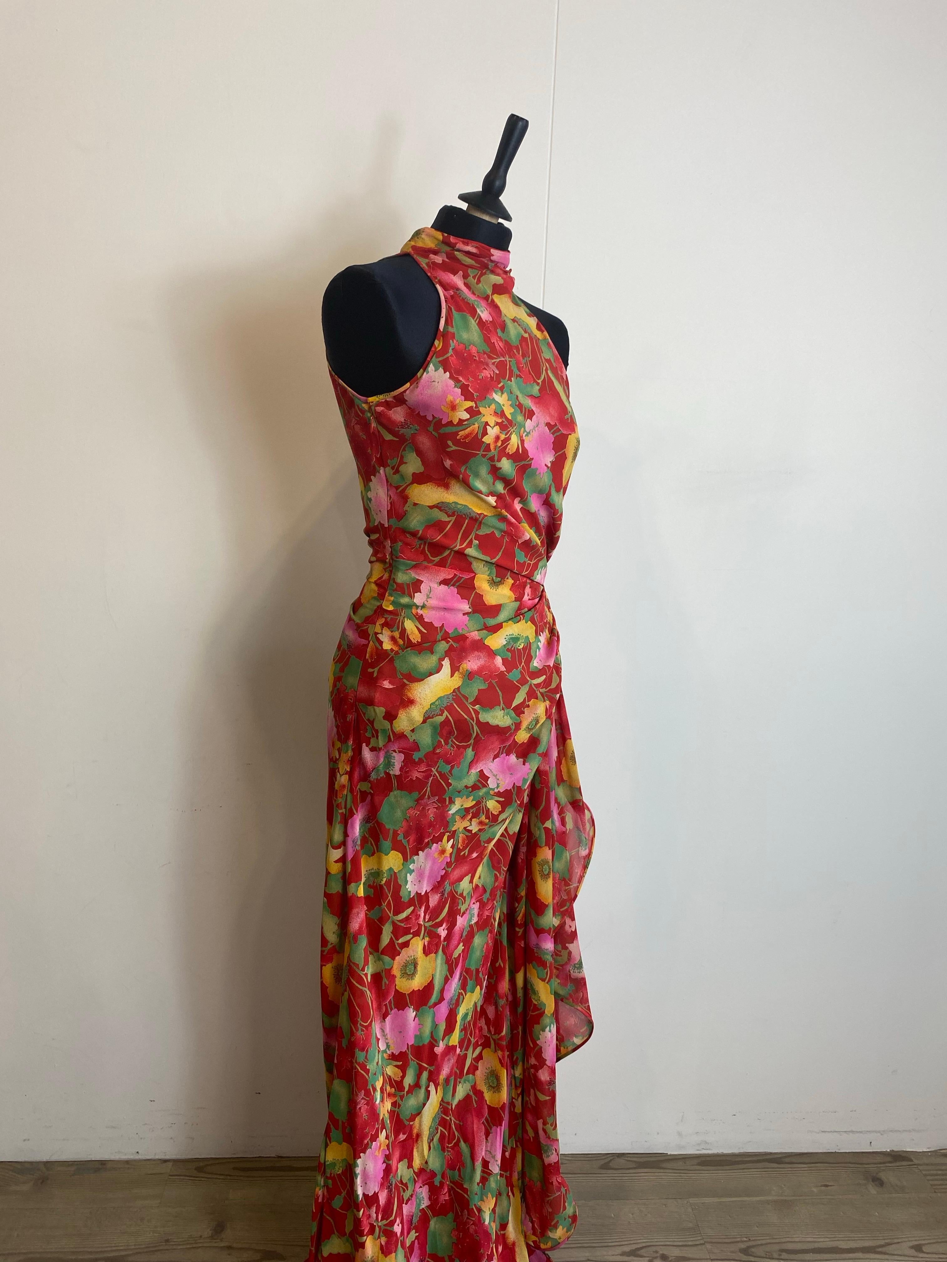Valentino Boutique red dress with floral details. In Excellent Condition For Sale In Carnate, IT