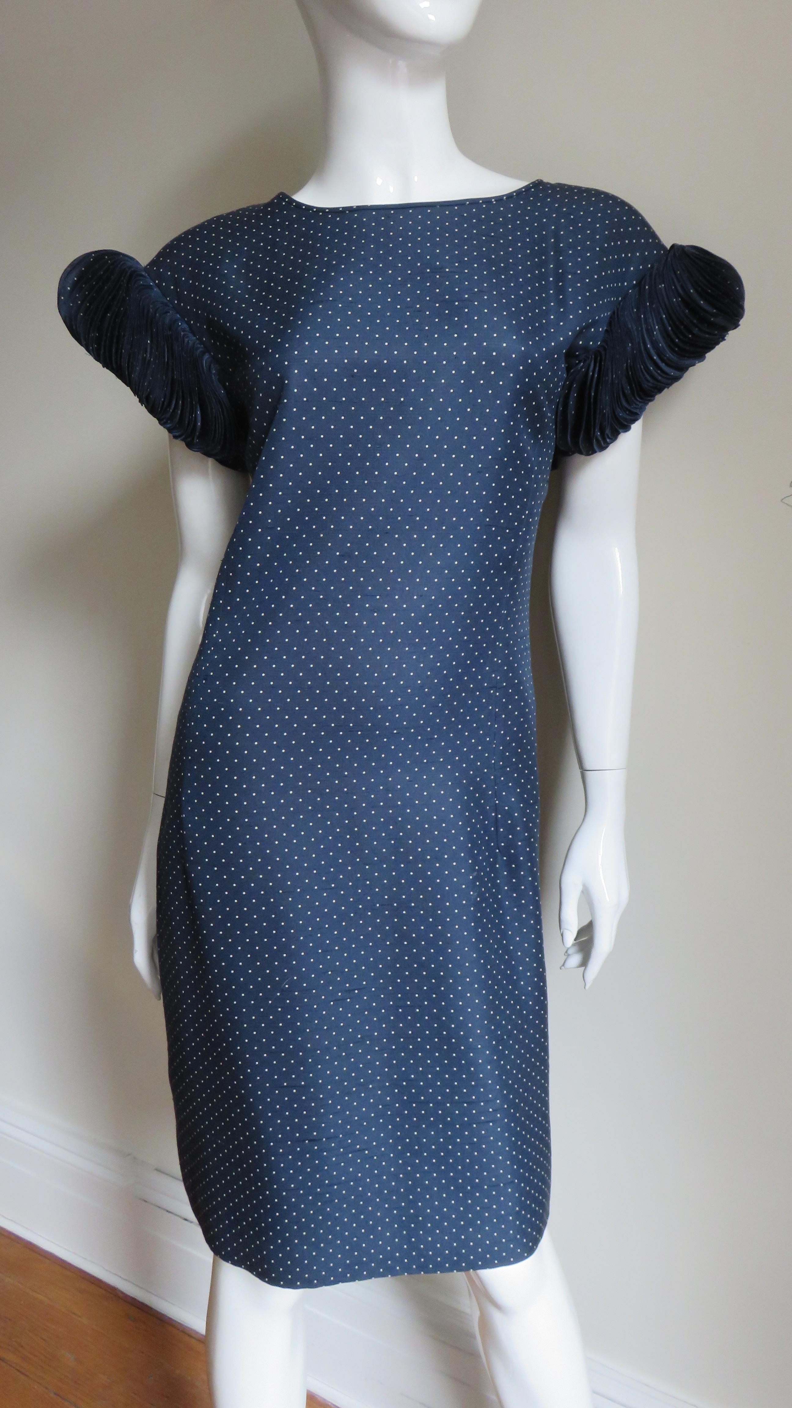 Valentino Boutique Kleid mit Scheibenärmeln aus Seide 1980er im Angebot 1