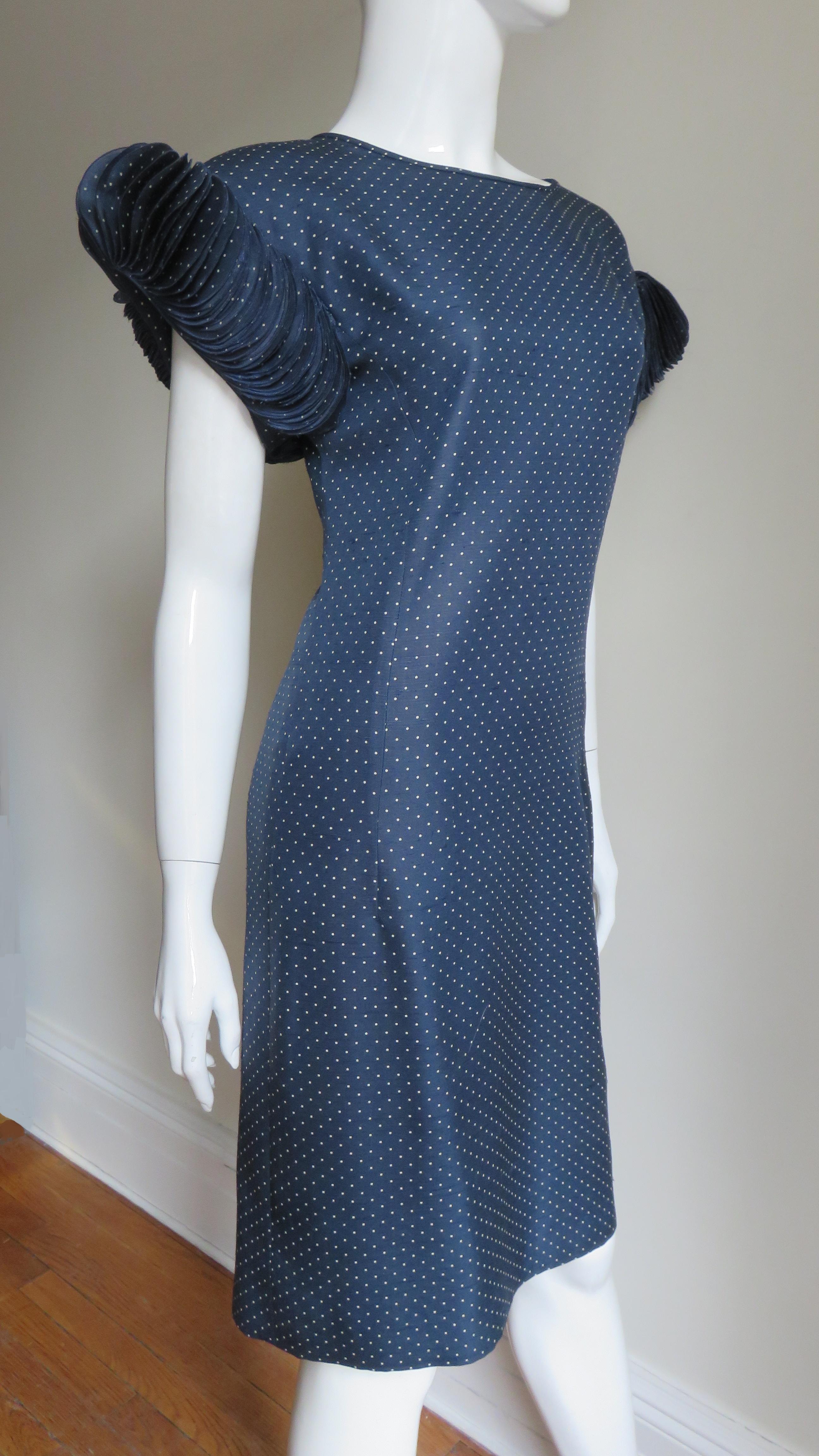 Valentino Boutique Kleid mit Scheibenärmeln aus Seide 1980er im Angebot 3