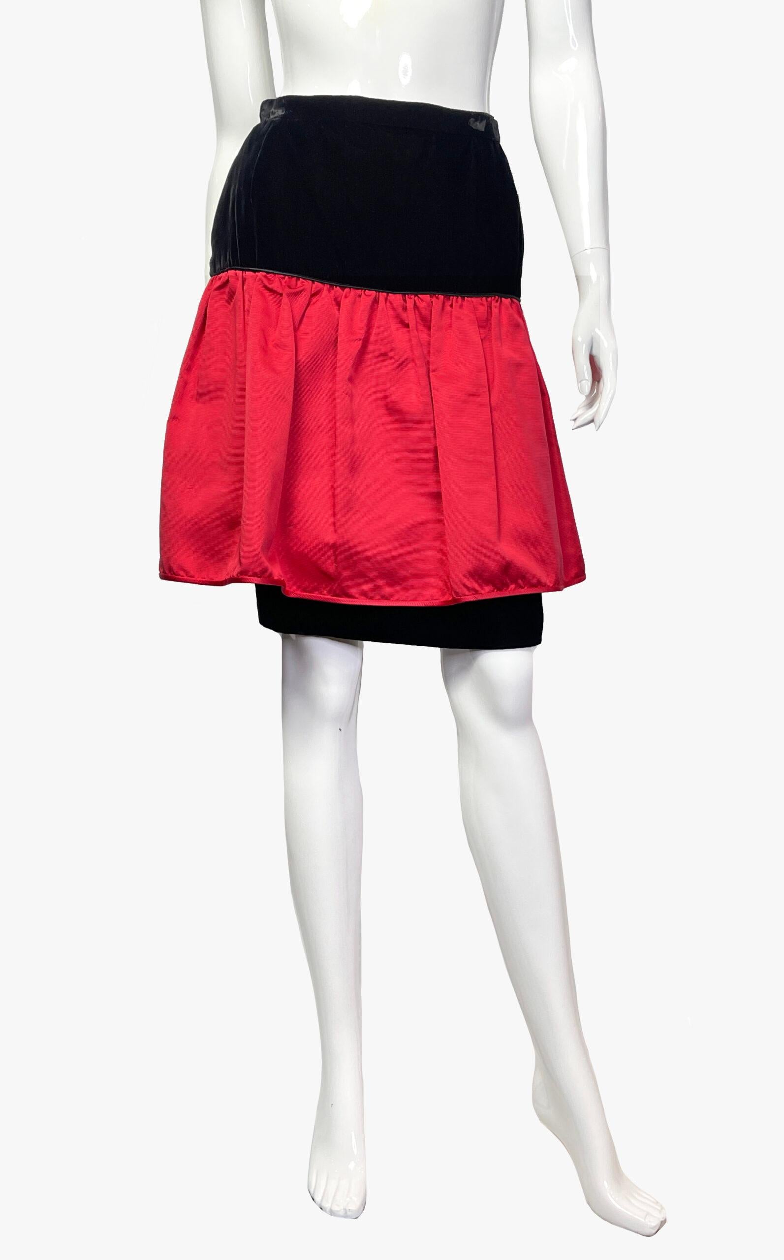 Valentino Boutique vintage black and red velvet skirt

Fully lined

Fastens on the side with a zipper and hooks

Size – 8
Length – 55,5 cm
Waist – 66 cm

Condition – very good

........Additional information ........

- Photo might be slightly