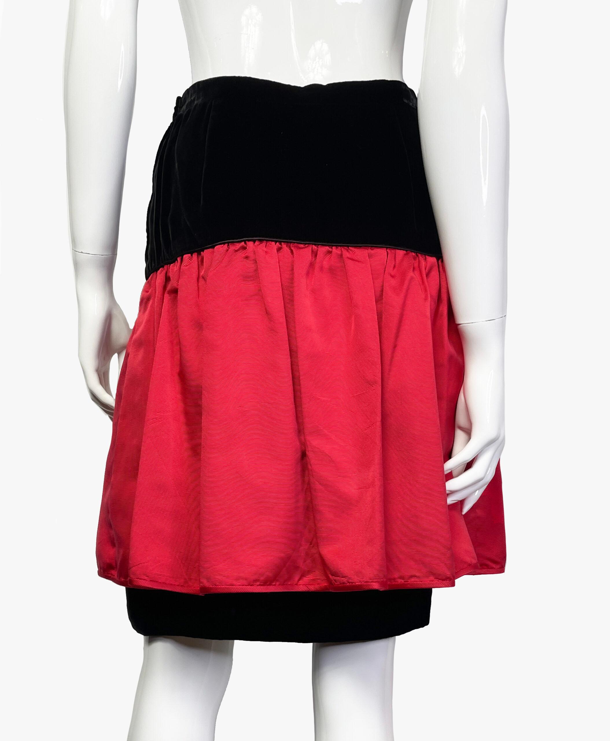 Valentino Boutique vintage black & red velvet skirt For Sale 2