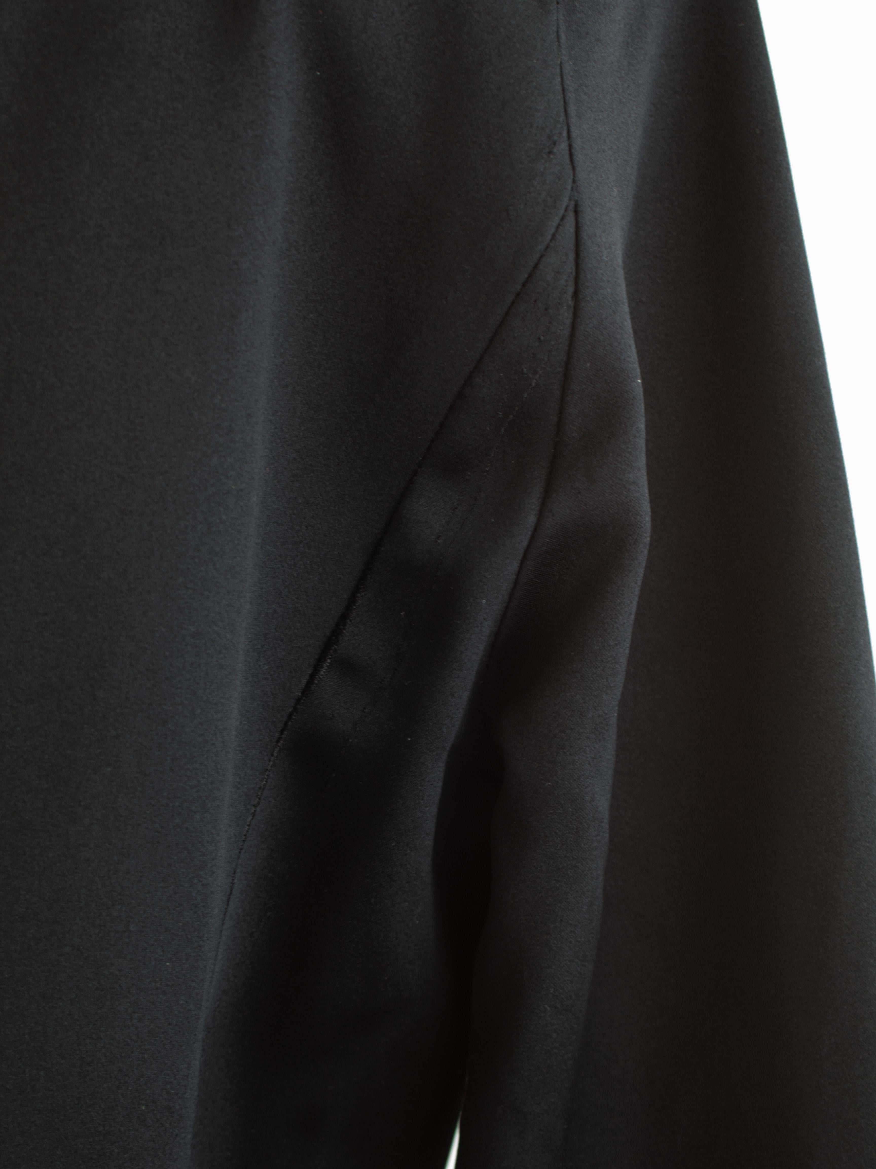 Valentino Boutique Vintage F/W 1995 Black Silk Sculptured Jacket For Sale 6