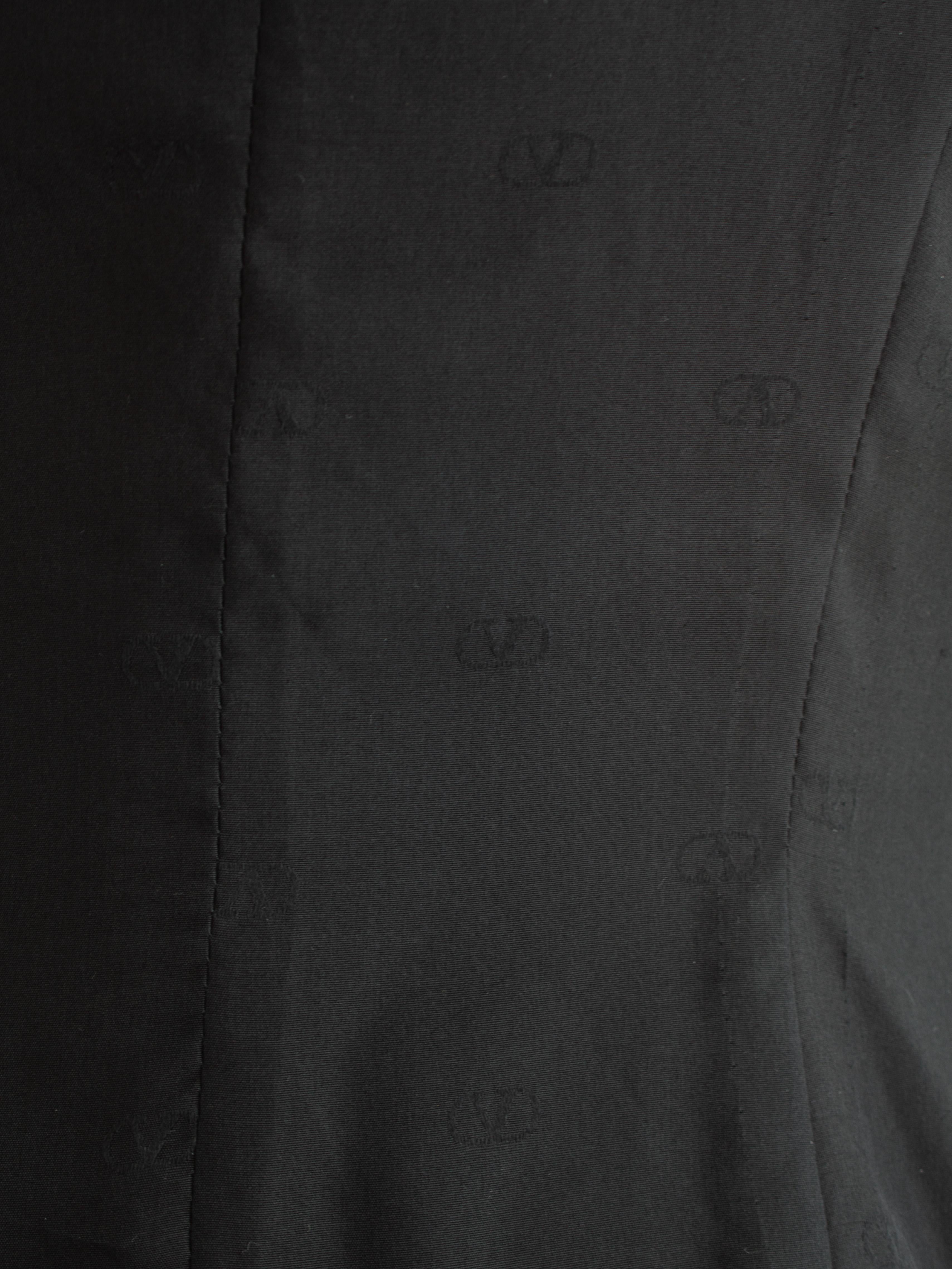 Valentino Boutique Vintage F/W 1995 Black Silk Sculptured Jacket For Sale 9