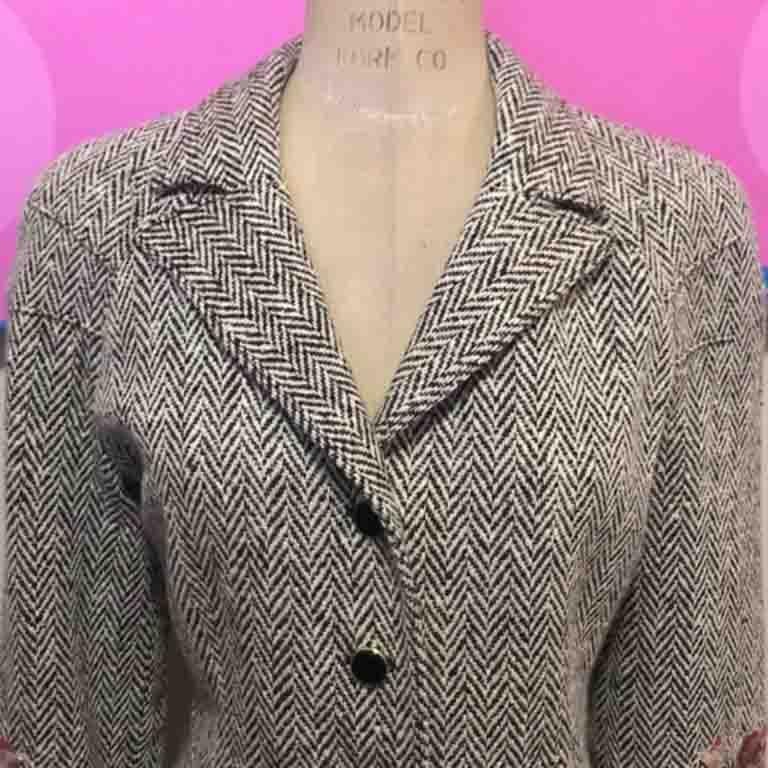 This vintage Valentino Boutique blazer / jacket is a great piece for Fall which is as wearable today as when it was made. We believe from 1980s. Black Lamb fur adorns the ends of each sleeve.

Size 12
Across chest - 19 in.
Across waist - 16
