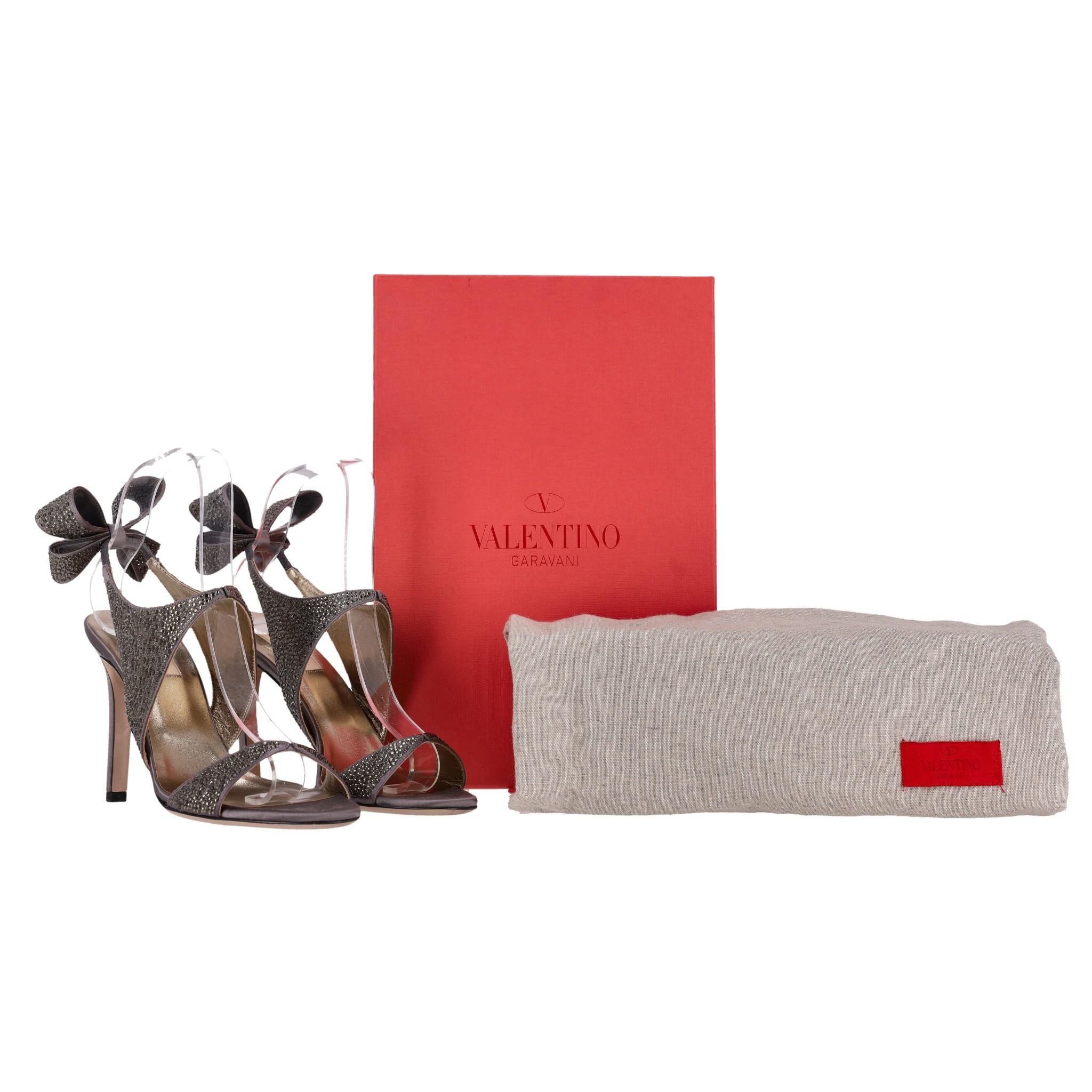 Valentino Bow Detail Crystal Sandals

Metallic grey heels fully encrusted with sparkling crystals.

Featuring straps to the front and slingback designed embellished with bow detail.

Open toe and high stiletto heel. Rrp Approx. £1,500

Size –