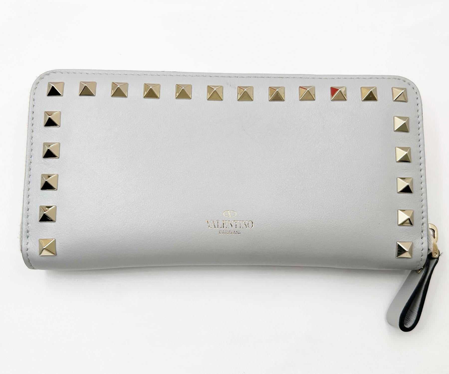 Valentino Brand New Grey Continental Rockstud Zipped Long Wallet

*Marked Valentino
*Made in Italy
*Comes with the original box, dustbag, tag, receipt booklets and extra studs.

-It is approximately 7.5″ x 4″.
-Very classic and beautiful
-Brand New