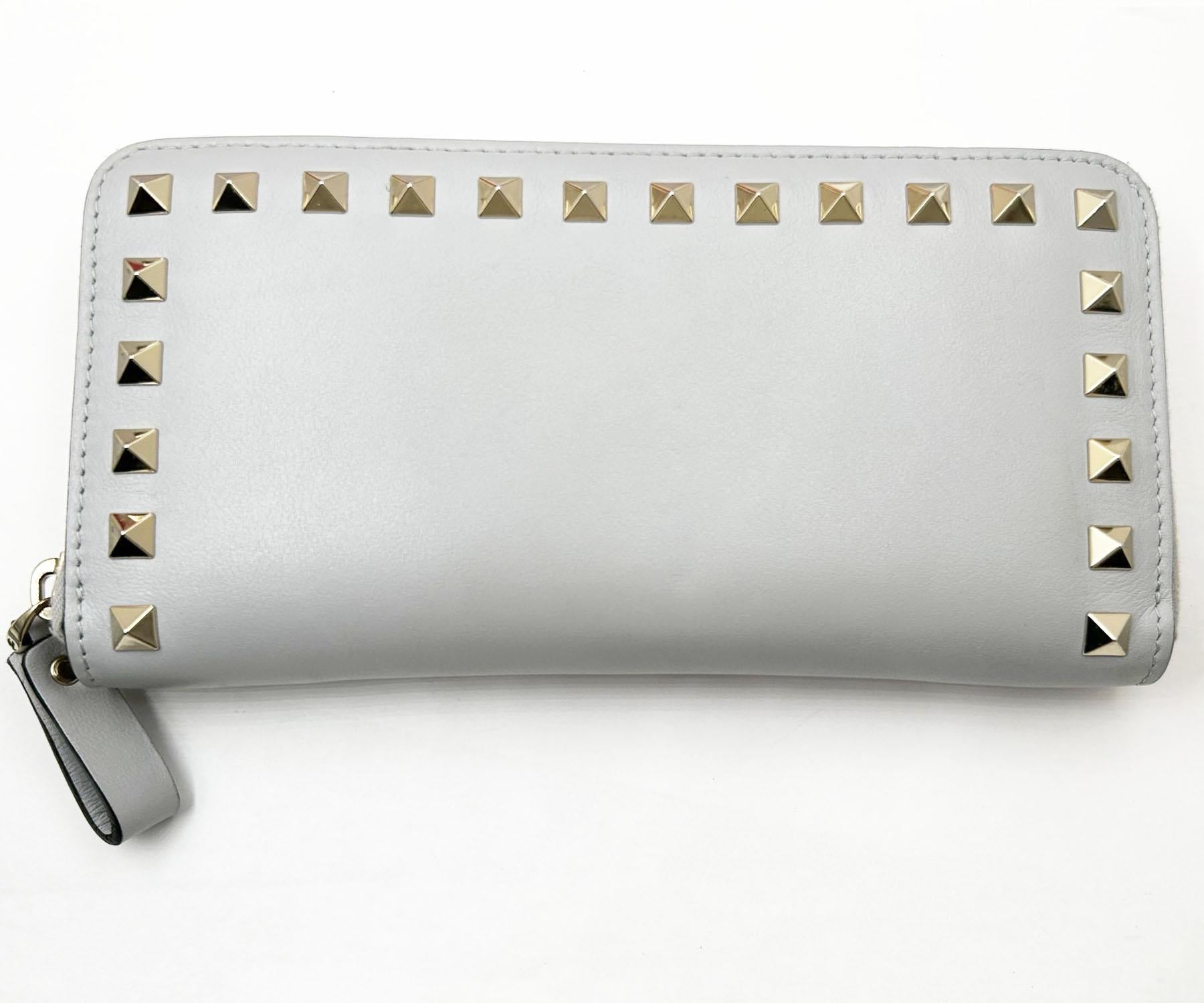 Valentino Brand New Grey Continental Rockstud Zipped Long Wallet In New Condition For Sale In Pasadena, CA