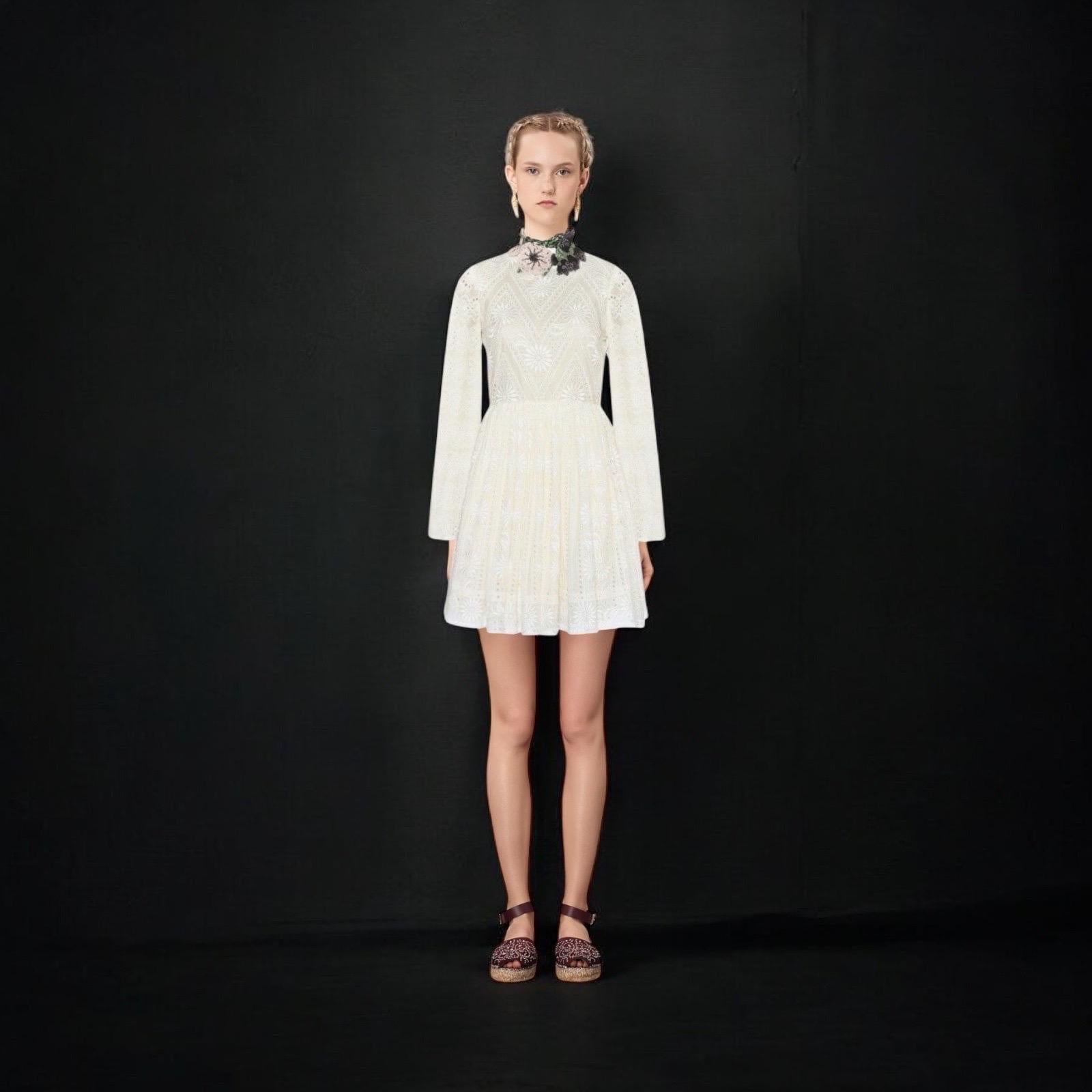 VALENTINO Atemberaubendes cremefarbenes, langärmeliges, besticktes Brautkleid mit Ösen und Ösen 40 im Angebot 5