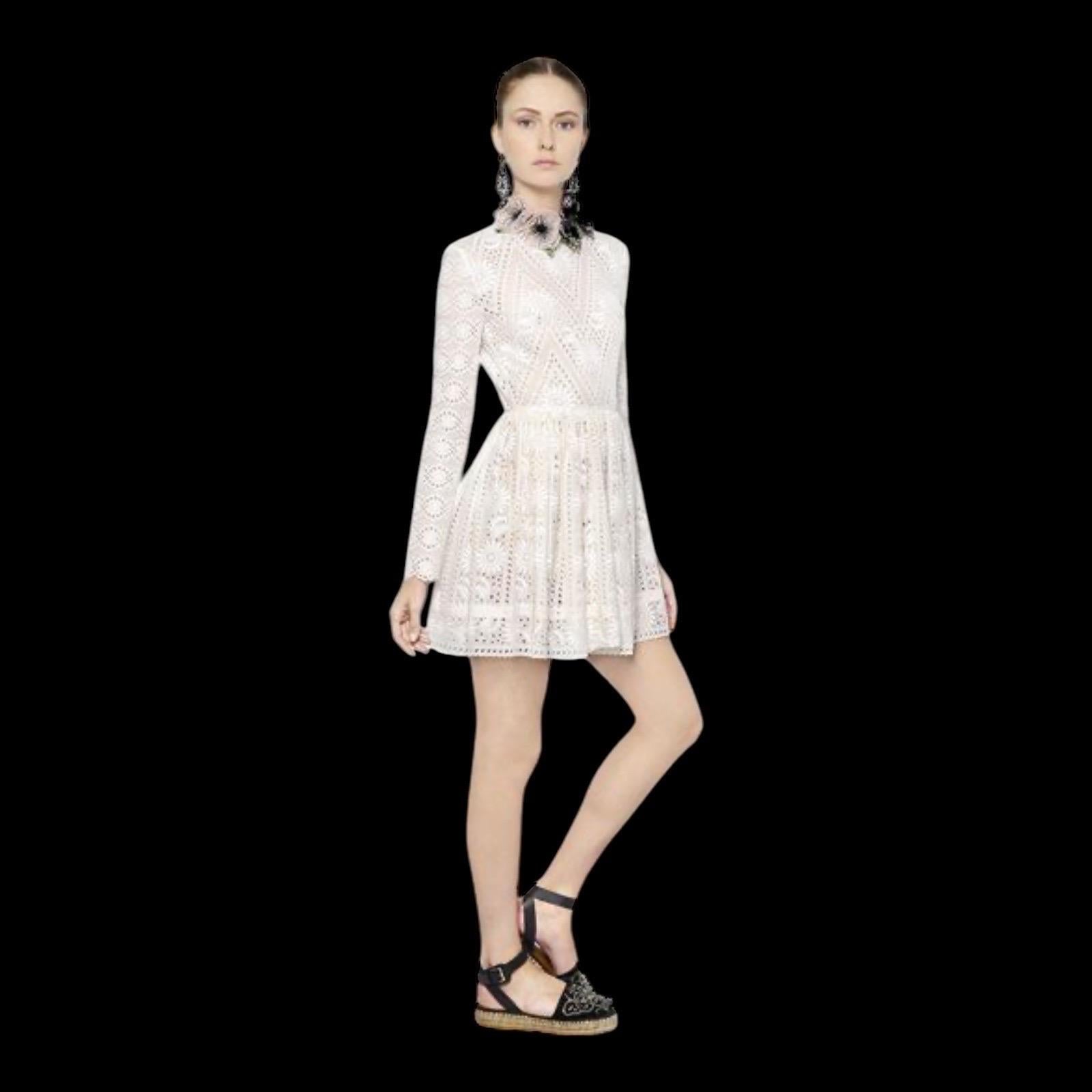 VALENTINO Atemberaubendes cremefarbenes, langärmeliges, besticktes Brautkleid mit Ösen und Ösen 40 im Angebot 6