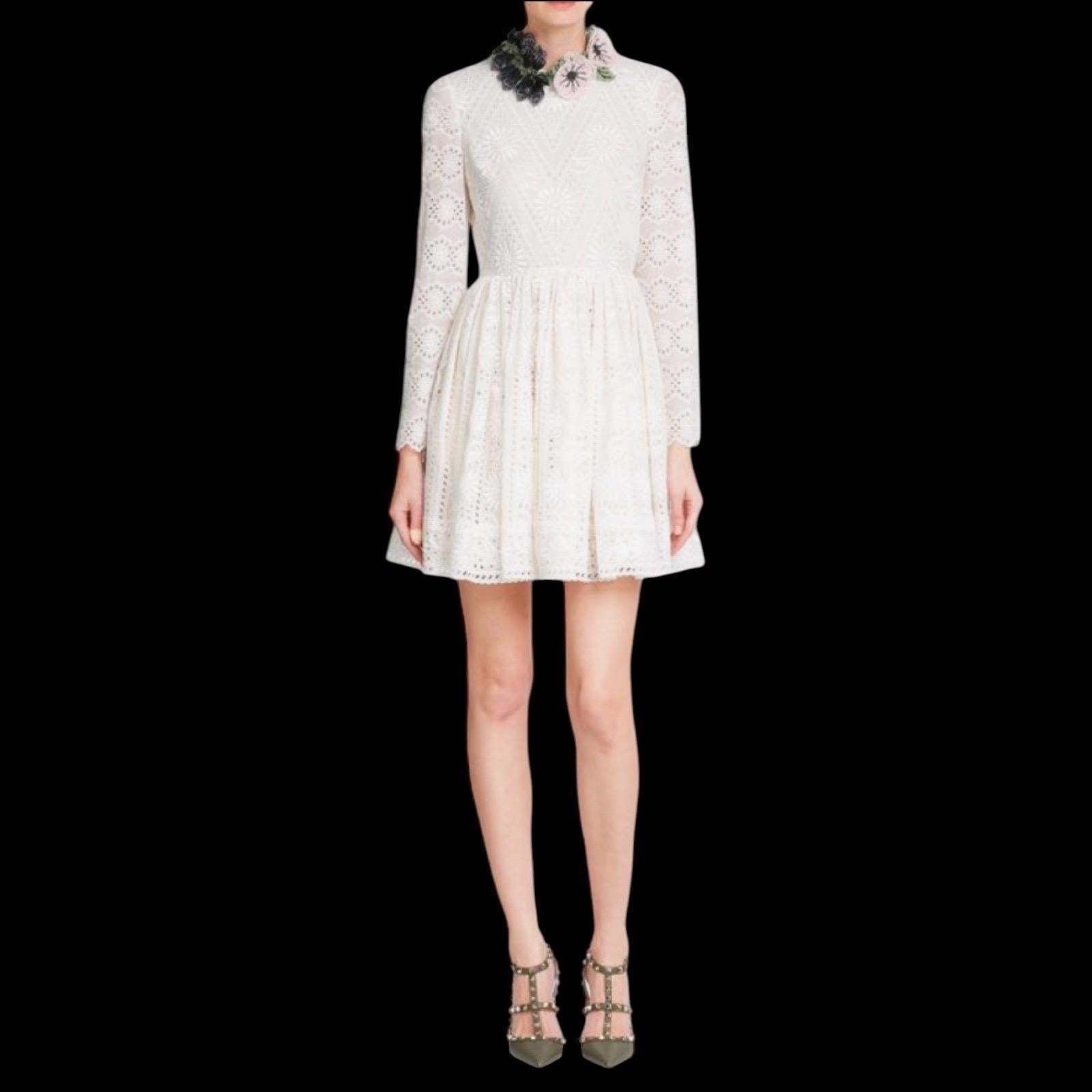 VALENTINO Atemberaubendes cremefarbenes, langärmeliges, besticktes Brautkleid mit Ösen und Ösen 40 im Angebot 7