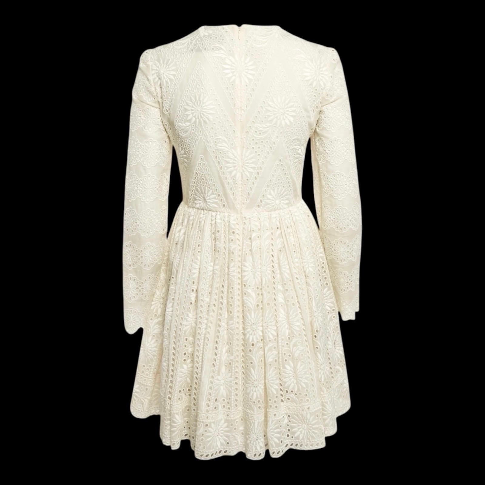 VALENTINO Atemberaubendes cremefarbenes, langärmeliges, besticktes Brautkleid mit Ösen und Ösen 40 (Beige) im Angebot