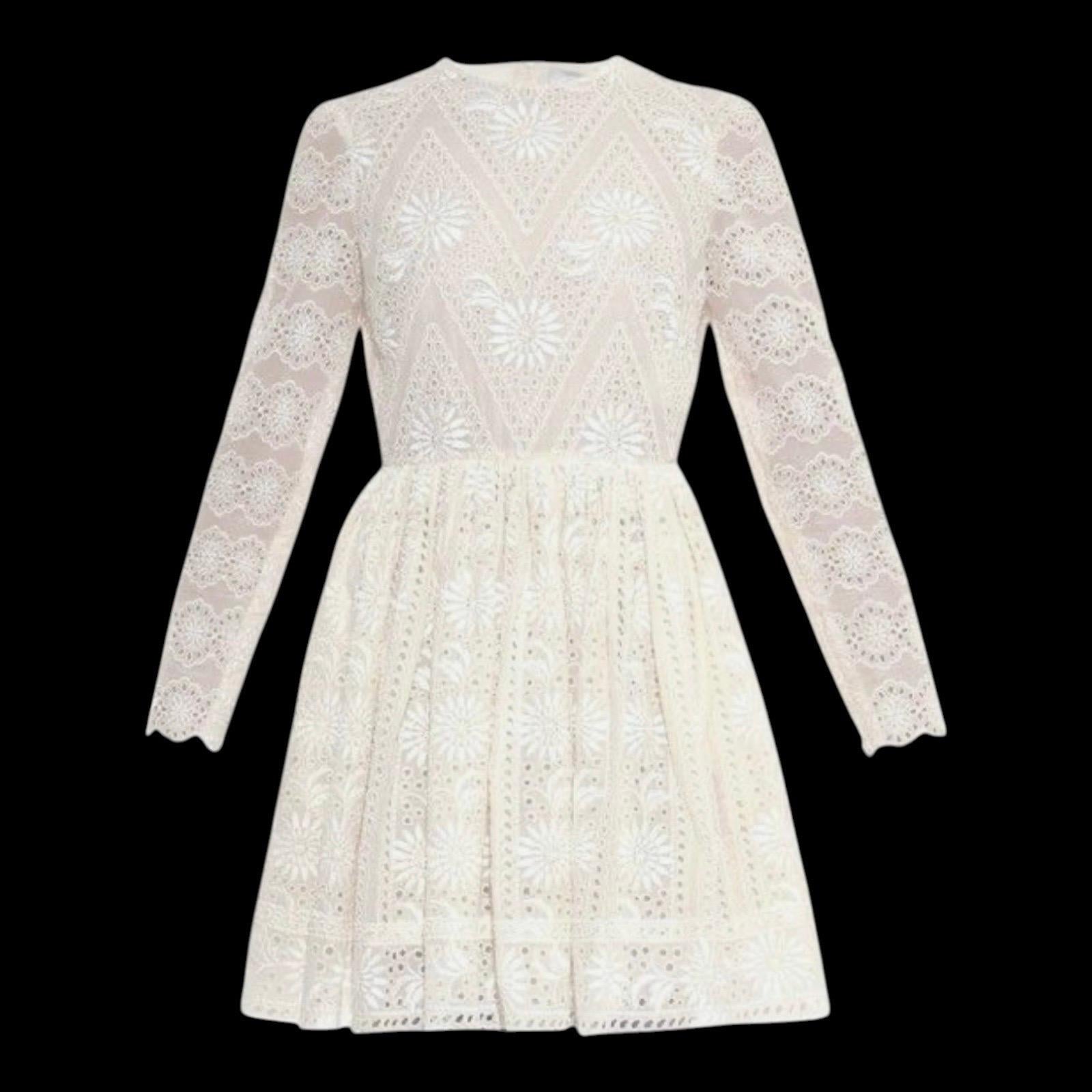 Frida Kahlo spielte eine wichtige Rolle auf dem Moodboard von VALENTINO. Dieses Modell von VALENTINO ist aus luftigem Baumwoll-Voile gefertigt, mit Biesen versehen und mit handgestickter San Gallo-Spitze verziert. Im Einklang mit dem romantischen