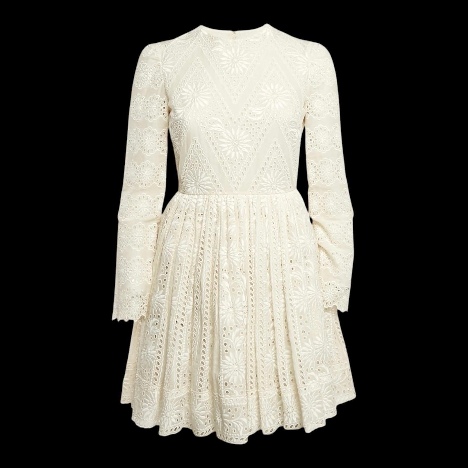 VALENTINO Atemberaubendes cremefarbenes, langärmeliges, besticktes Brautkleid mit Ösen und Ösen 40 im Zustand „Hervorragend“ im Angebot in Switzerland, CH