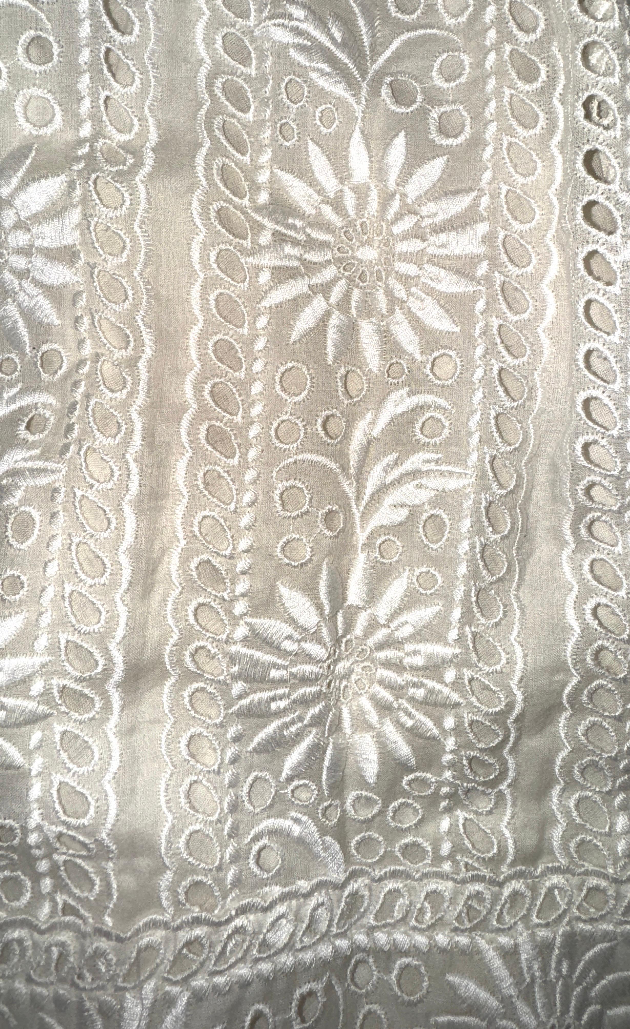 VALENTINO Atemberaubendes cremefarbenes, langärmeliges, besticktes Brautkleid mit Ösen und Ösen 40 Damen im Angebot