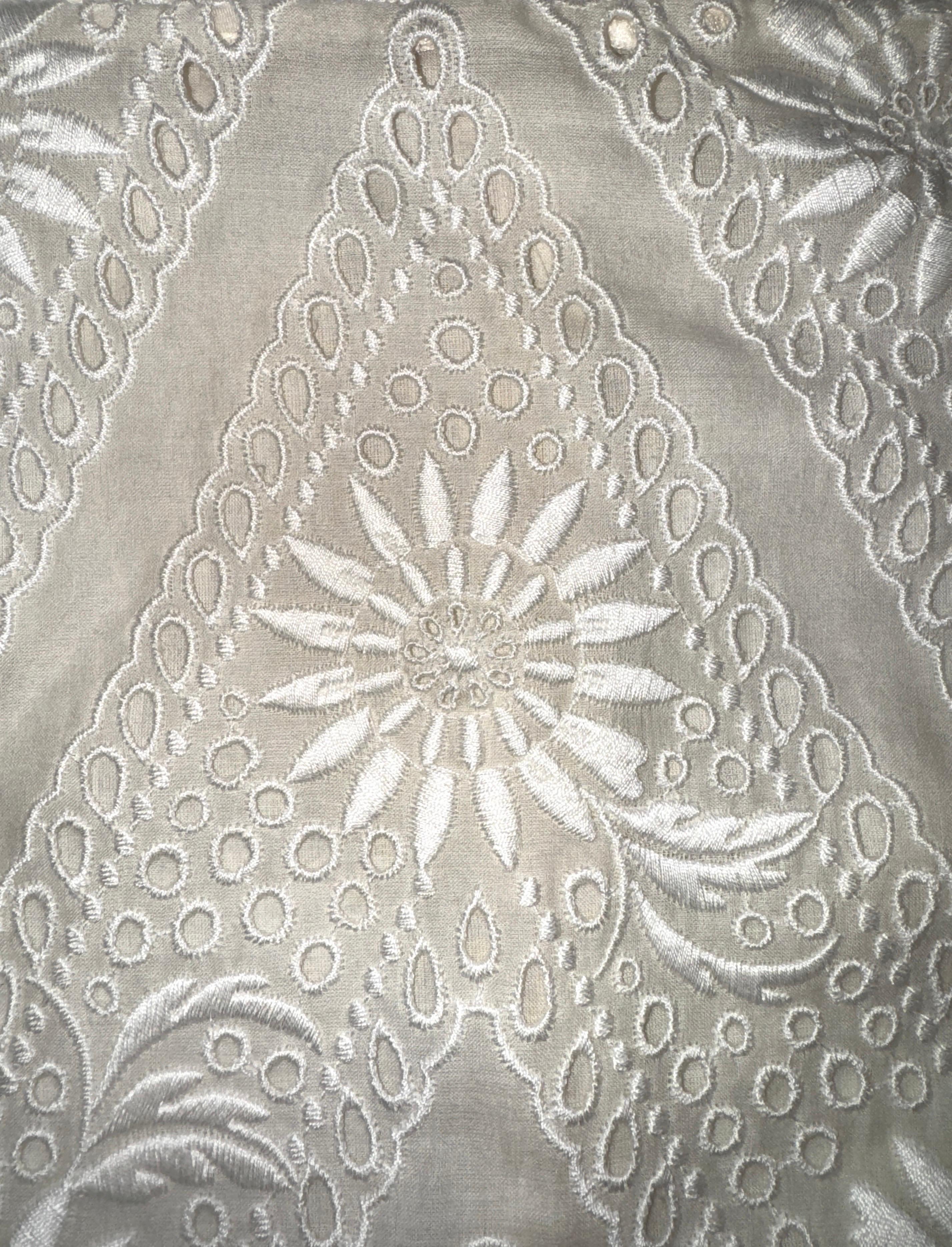 VALENTINO Atemberaubendes cremefarbenes, langärmeliges, besticktes Brautkleid mit Ösen und Ösen 40 im Angebot 1