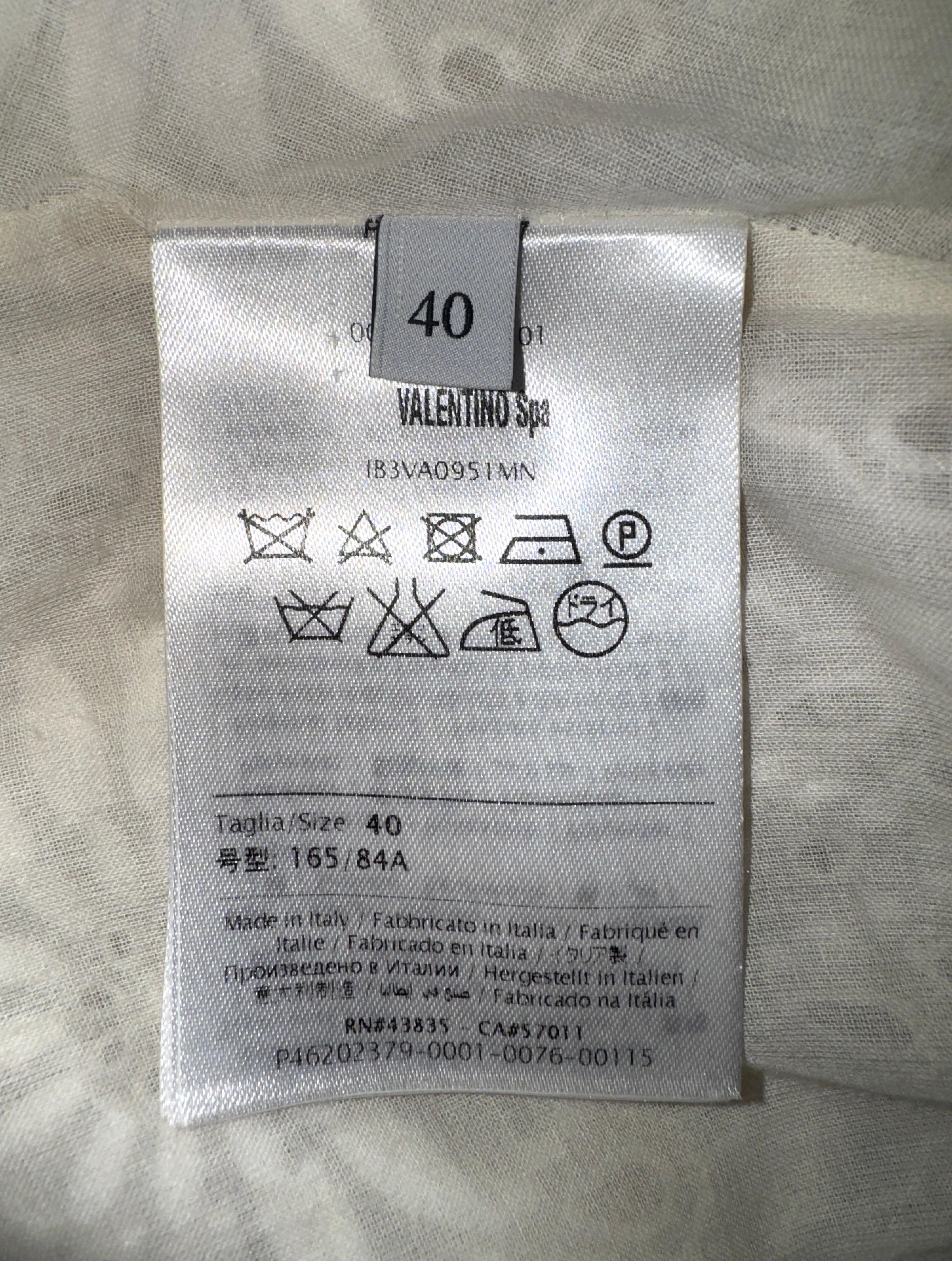 VALENTINO Atemberaubendes cremefarbenes, langärmeliges, besticktes Brautkleid mit Ösen und Ösen 40 im Angebot 2