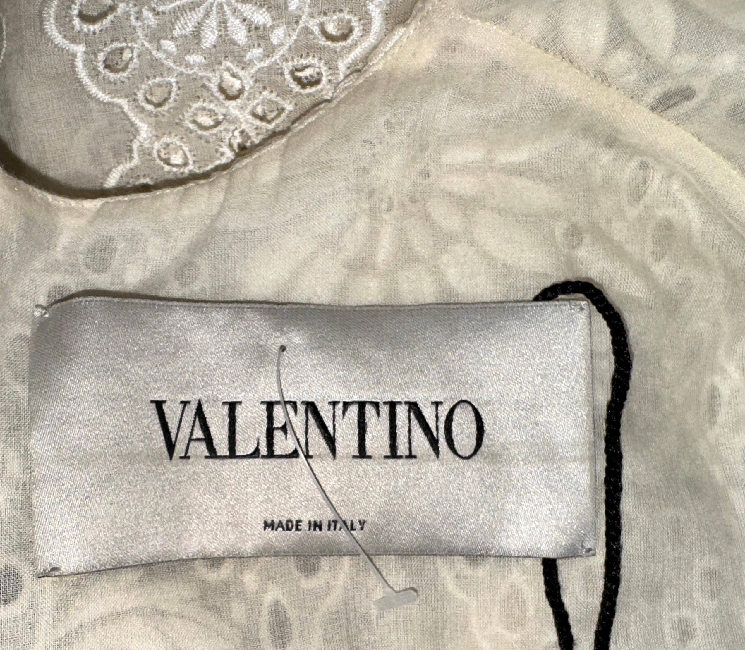 VALENTINO Atemberaubendes cremefarbenes, langärmeliges, besticktes Brautkleid mit Ösen und Ösen 40 im Angebot 4