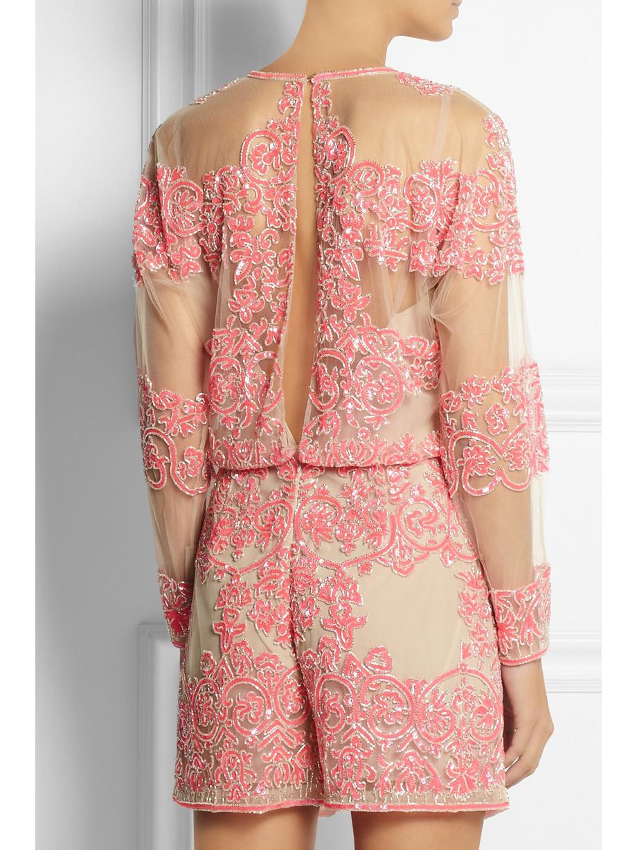 Una de nuestras piezas favoritas de la colección de la marca, el mono de tul neutro de Valentino está embellecido con lentejuelas rosa brillante y abalorios transparentes. Esta prenda pesada se ha confeccionado en Italia con puños con cremallera,