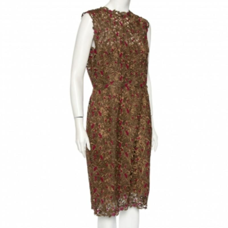 Elegant und stilvoll, das ist ein Kleid, das jede Frau besitzen sollte! Es ist mit bronzefarbener Spitze überzogen. Die ärmellose und gerade Silhouette vervollständigen das elegante Etuikleid. Tragen Sie sie mit hohen Absätzen und einer