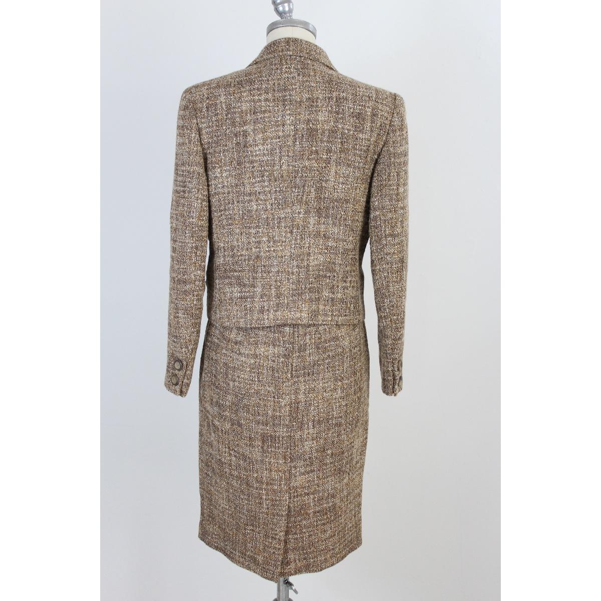 Valentino vintage skirt suit 90s in boucle wool. Slim-fit jacket with floral embroidery on the sides. Fully lined, made in Italy, new with label.

Size 44 It 10 Us 12 Uk

Shoulders: 44 cm
Chest / Bust: 50 cm
Sleeves: 60 cm
Length: 59 cm

Skirt
