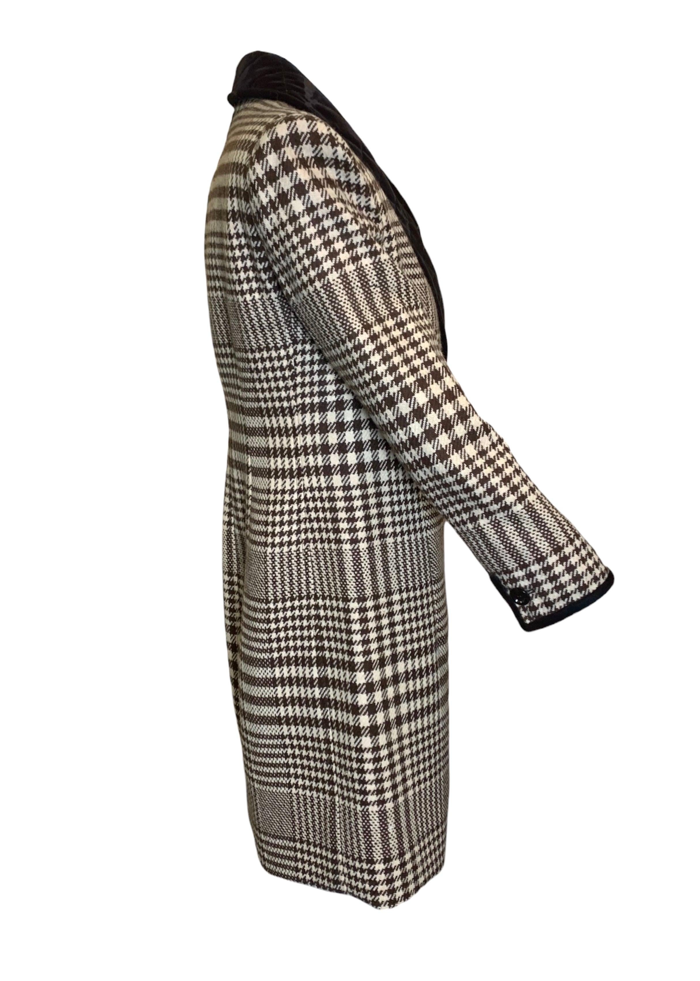 Valentino Laine à carreaux marron et ivoire  Coates avec bordure en velours. Cet élégant manteau présente un col châle avec des détails en velours matelassé, ajoutant une touche de fantaisie à votre garde-robe. Doublé de soie, ce manteau est parfait