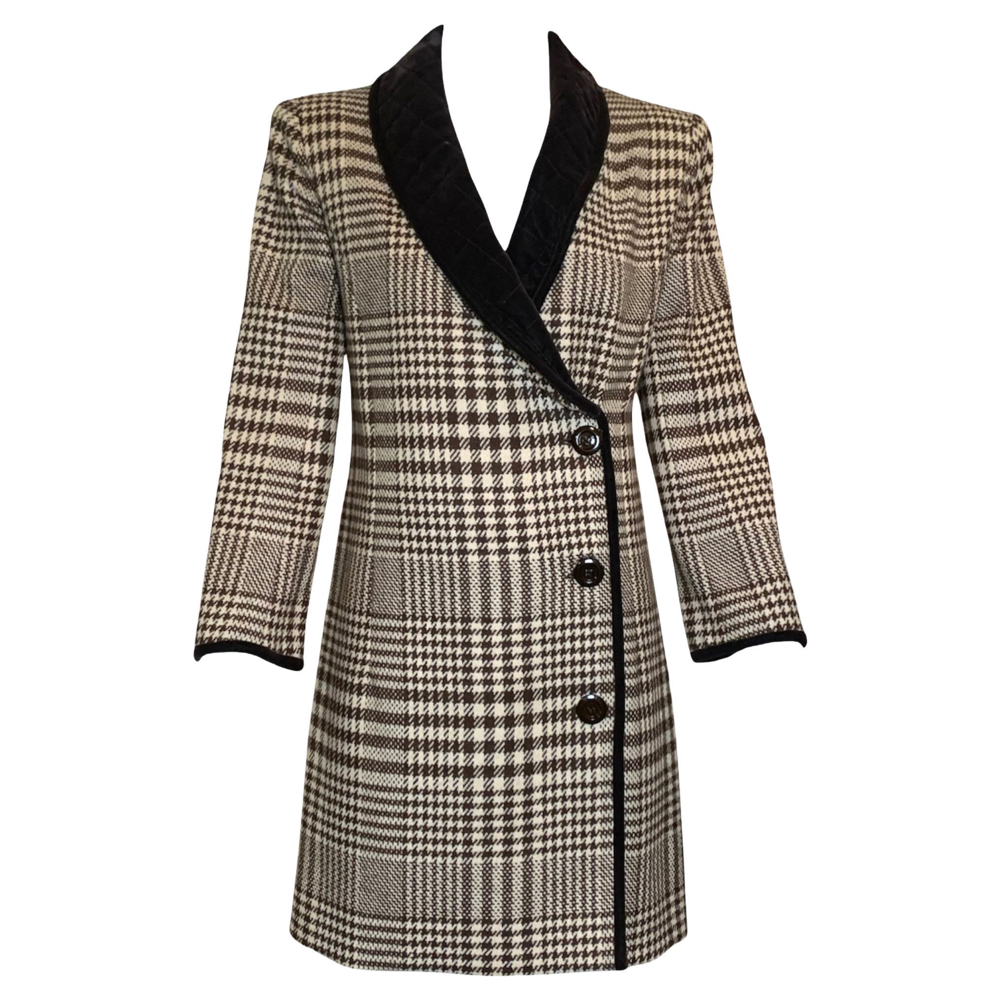 Valentino Manteau en laine pied-de-poule marron et ivoire avec bordures en velours, années 1970 en vente