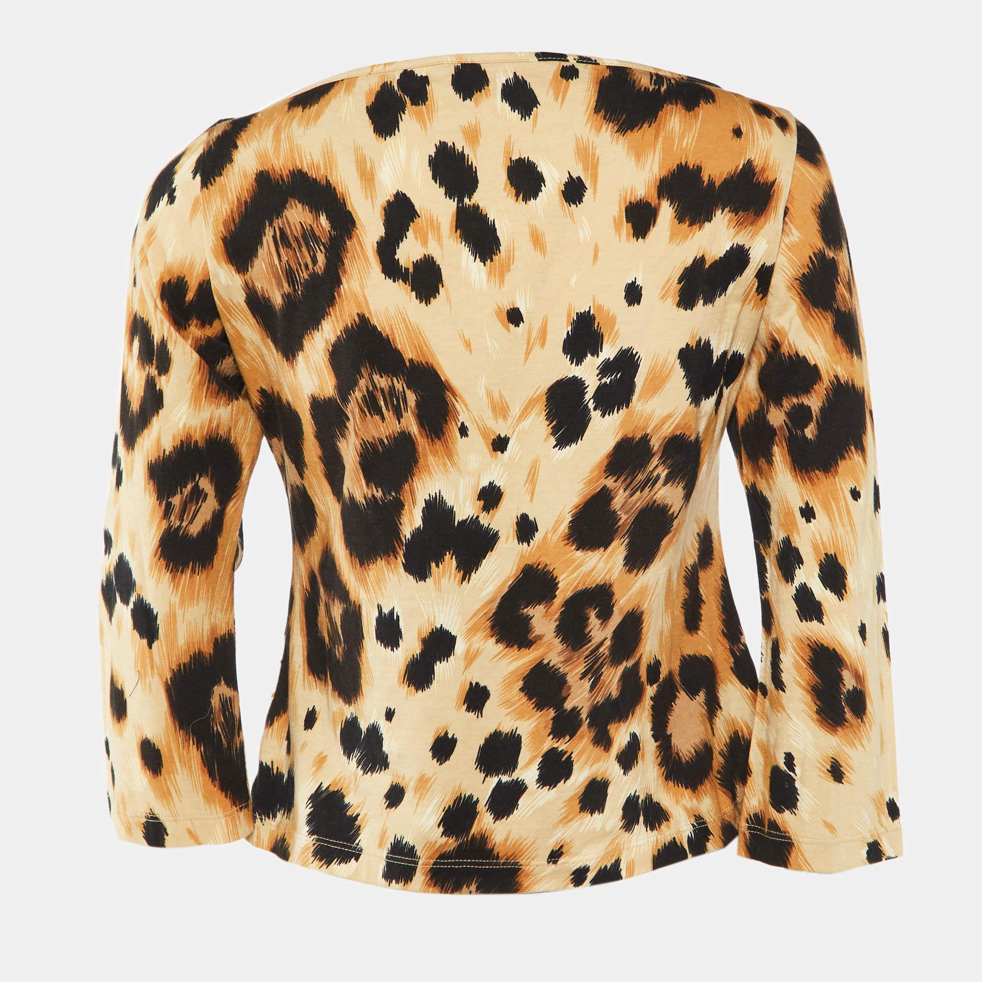 Una combinación perfecta de comodidad, lujo y estilo, esta camiseta de diseño es una prenda imprescindible Fabricada con materiales de calidad, esta creación puede combinarse con pantalones vaqueros y zapatillas deportivas para conseguir un look