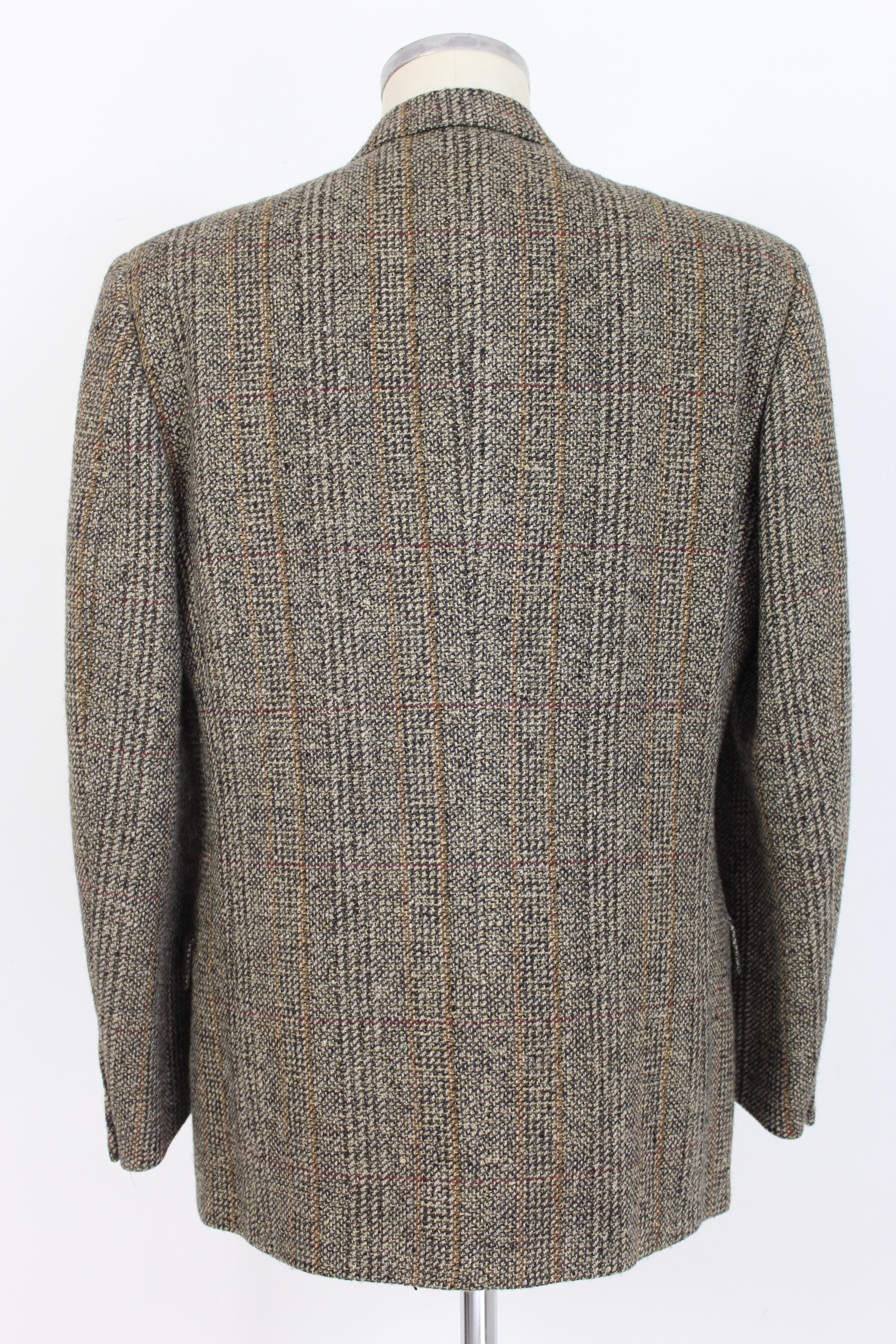 Valentino 80s vintage men's jacket. Classic jacket, double-breasted model, brown and beige in 100% virgin wool tweed fabric. Made in Italy. Excellent vintage condition.

Size: 52 It 42 Us 42 Uk

Shoulder: 52 cm
Bust / Chest: 57 cm
Sleeve: 63