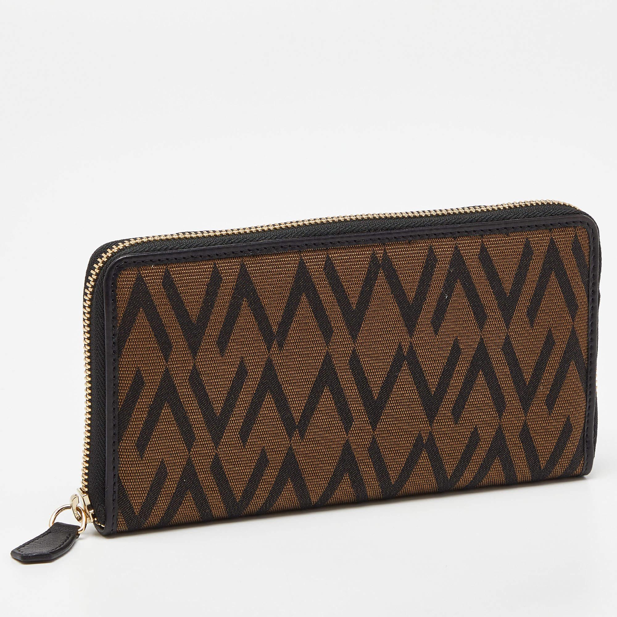 This Valentino wallet is an immaculate balance of sophistication and rational utility. It has been designed using prime quality materials and elevated by a sleek finish. The creation is equipped with ample space for your monetary essentials.

