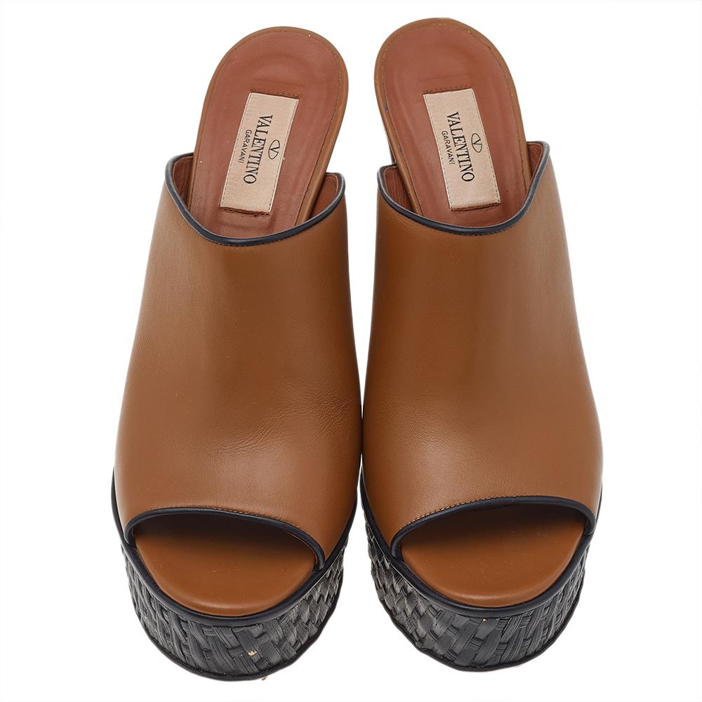 The House of Valentino has crafted these sandals which define the contemporary trends in fashion. Designed with brown-black leather, these sandals flamboyantly display a courageous silhouette that is characterized by platforms, peep-toes, and block