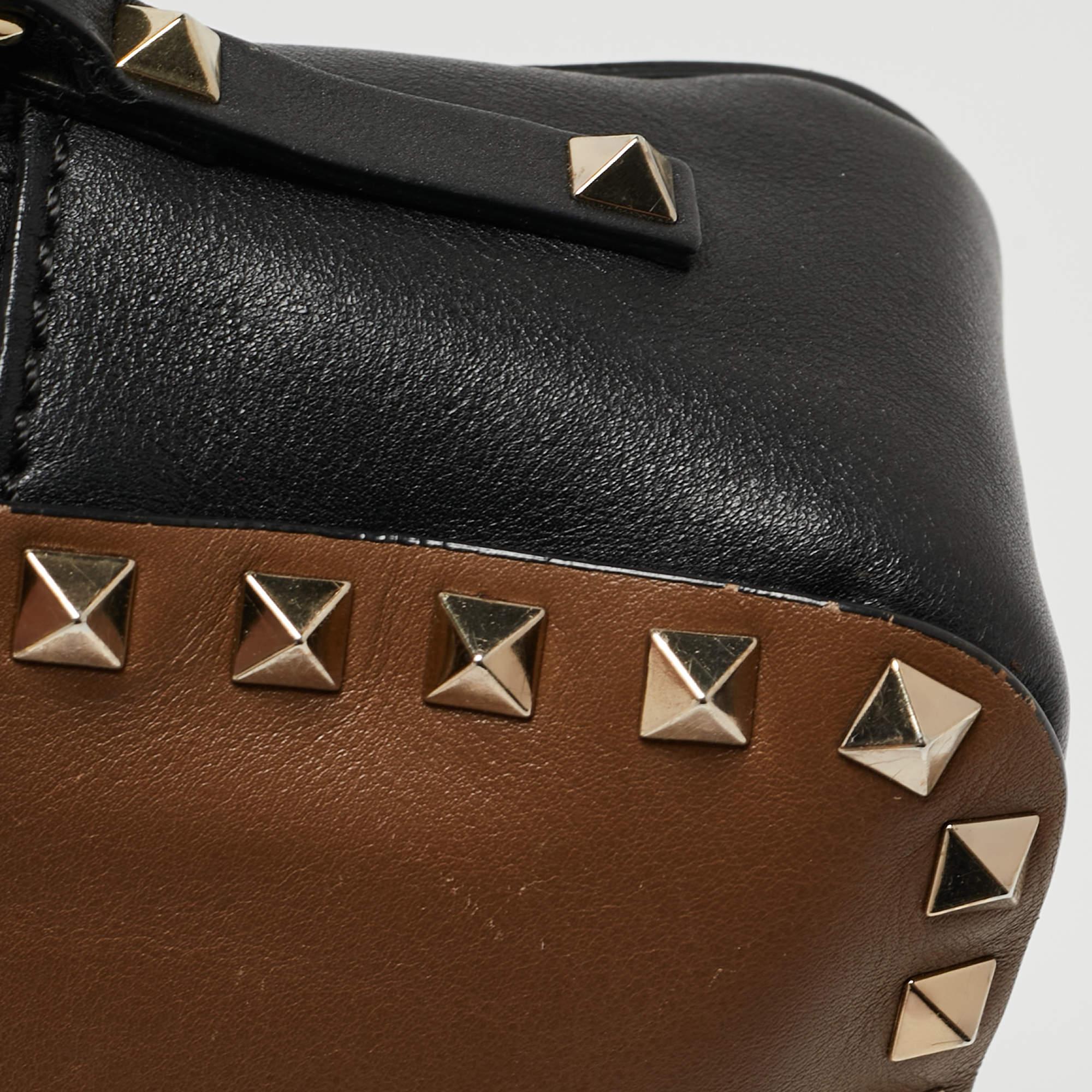 Valentino Brown/Black Leather Rockstud Crossbody Bag In Good Condition In Dubai, Al Qouz 2