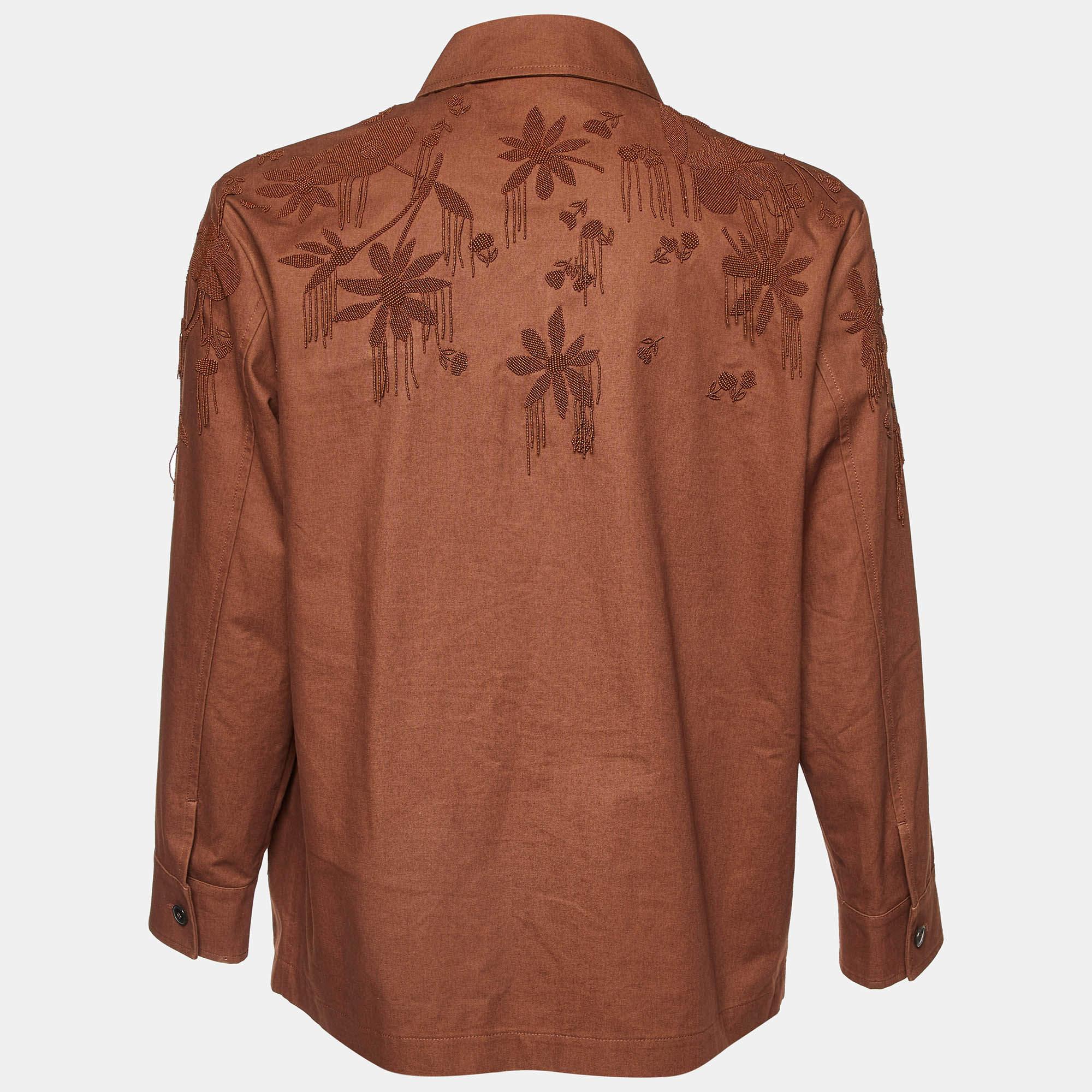 Questa giacca in cotone marrone di Valentino offre la soddisfazione di una vestibilità comoda e di uno stile raffinato. È realizzato in cotone di qualità e progettato con bottoni frontali nascosti.  tre tasche  e abbellimenti con perline.