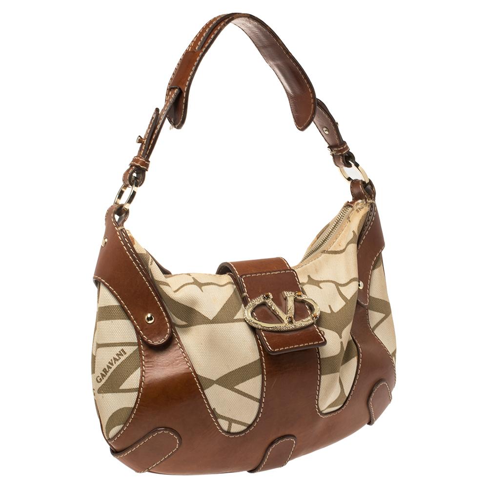 Valentino Hobo aus braunem/cremefarbenem Canvas und Leder im Zustand „Gut“ in Dubai, Al Qouz 2