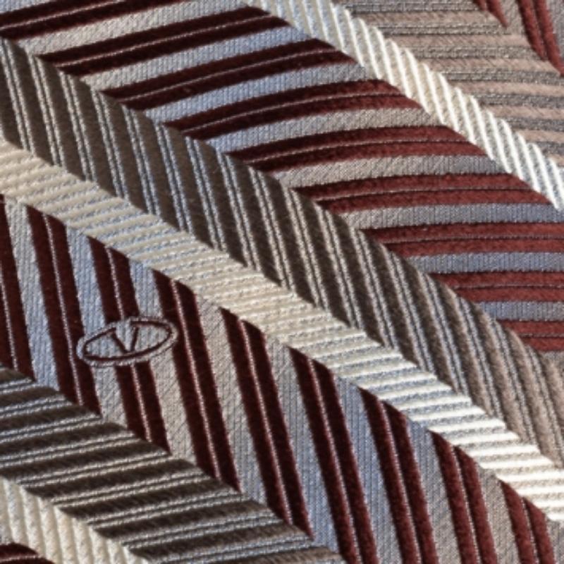 This Valentino tie is a perfect formal accessory that has a sharp and modern appeal. Made from silk, it features a brown shade, diagonal stripes, and the brand label neatly stitched at the back. It is sure to add oodles of style to your blazers,
