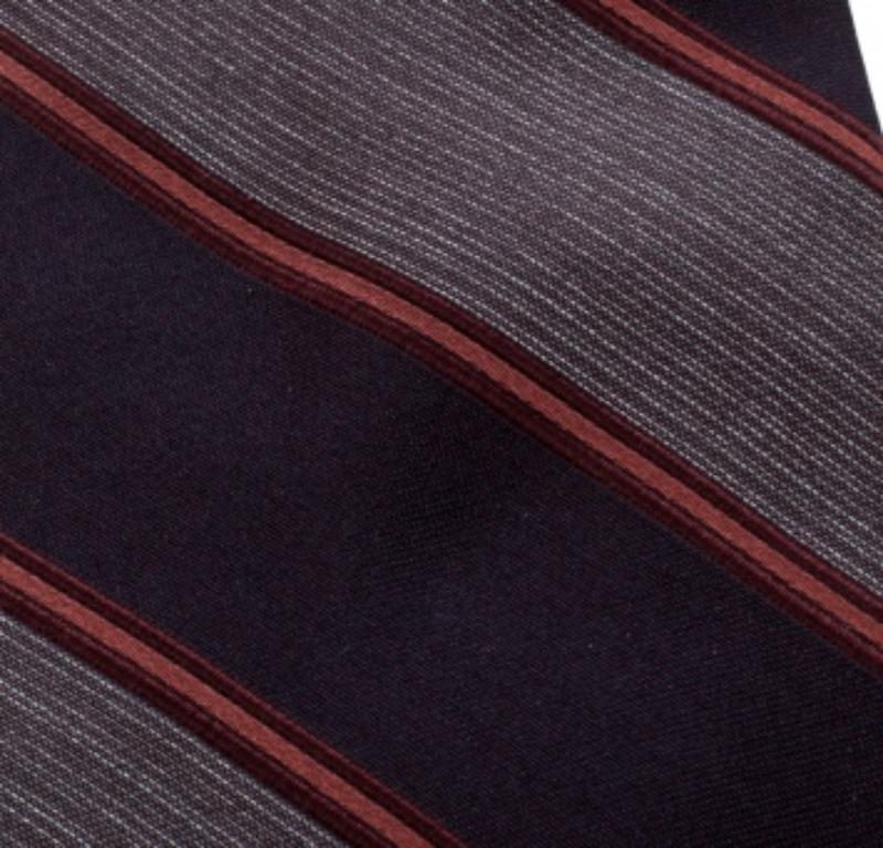 Para acompañar y completar tus formales, Valentino te trae esta maravillosa corbata confeccionada en seda. Es de color marrón con rayas diagonales por todas partes y la etiqueta como lazo de sujeción en la espalda.