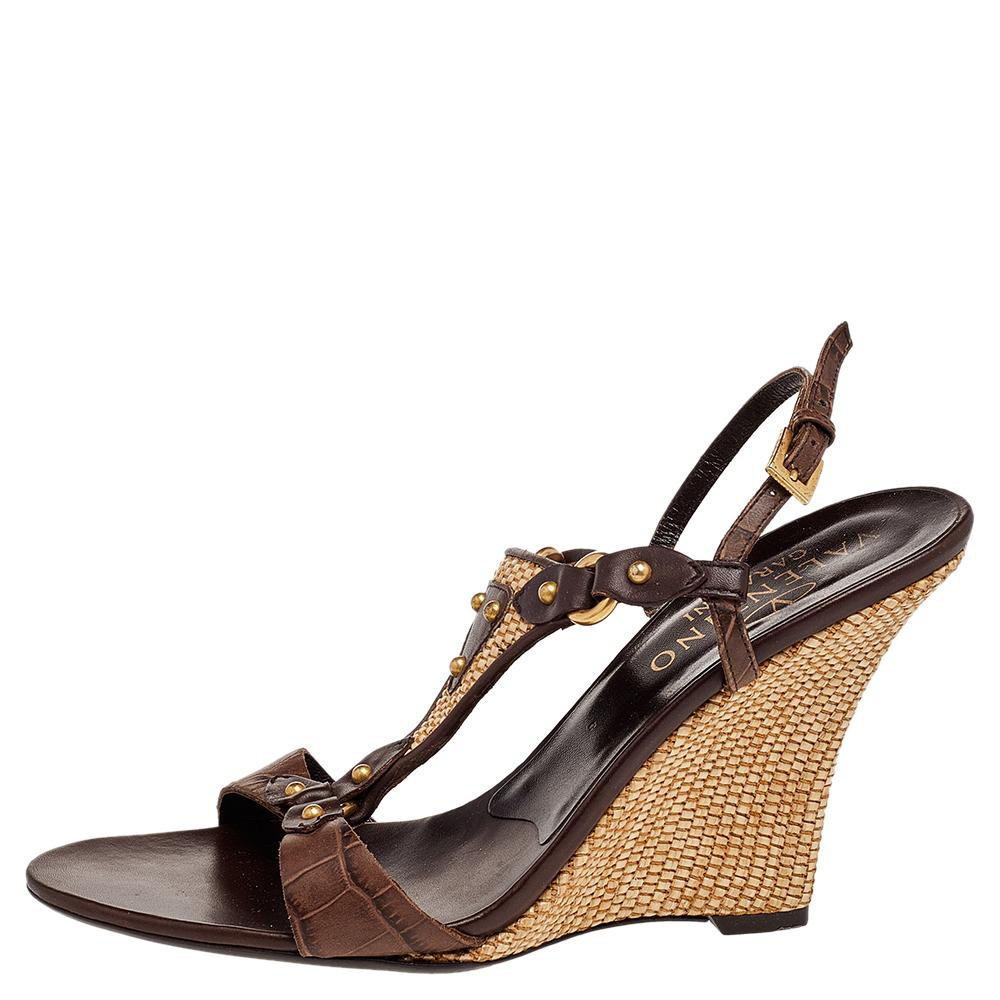 These impressive sandals from Valentino will help you make a wonderful style statement. Their structure is designed in a way to offer the best comfort and fit. These trendy sandals are versatile and can be worn on any occasion.